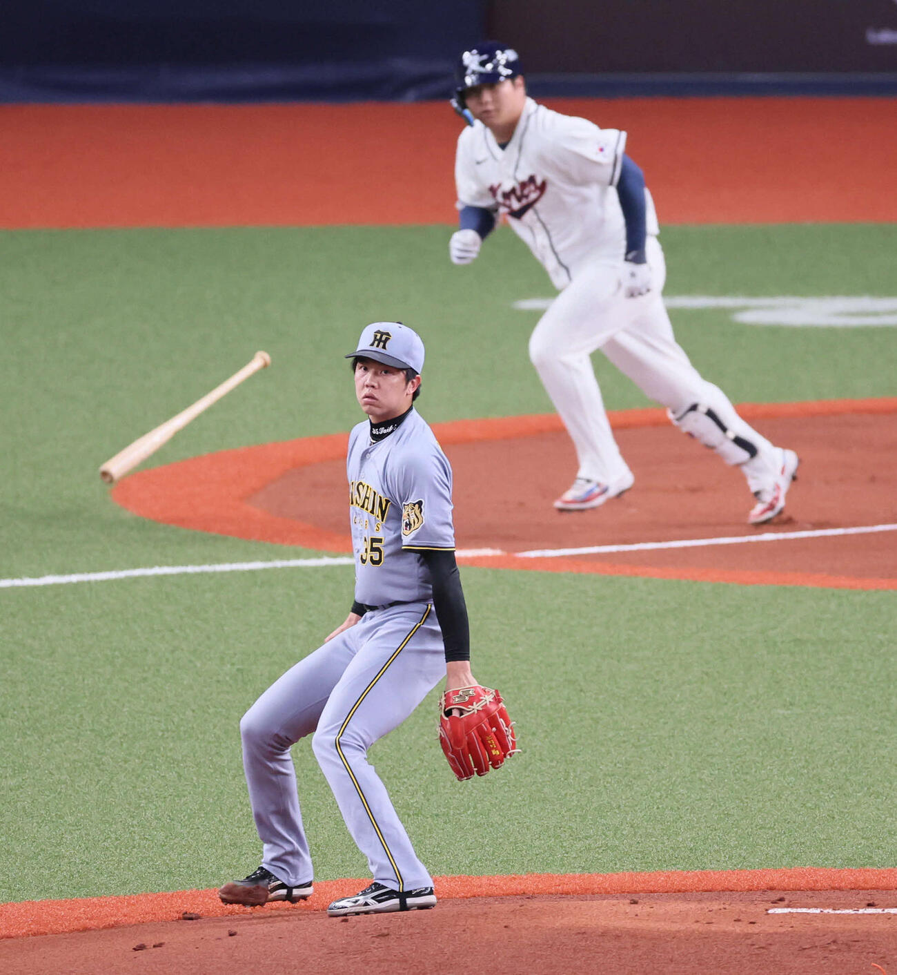 阪神対韓国　1回表韓国2死一、二塁、才木は文保景に中前先制適時打を浴びる（撮影・宮崎幸一）