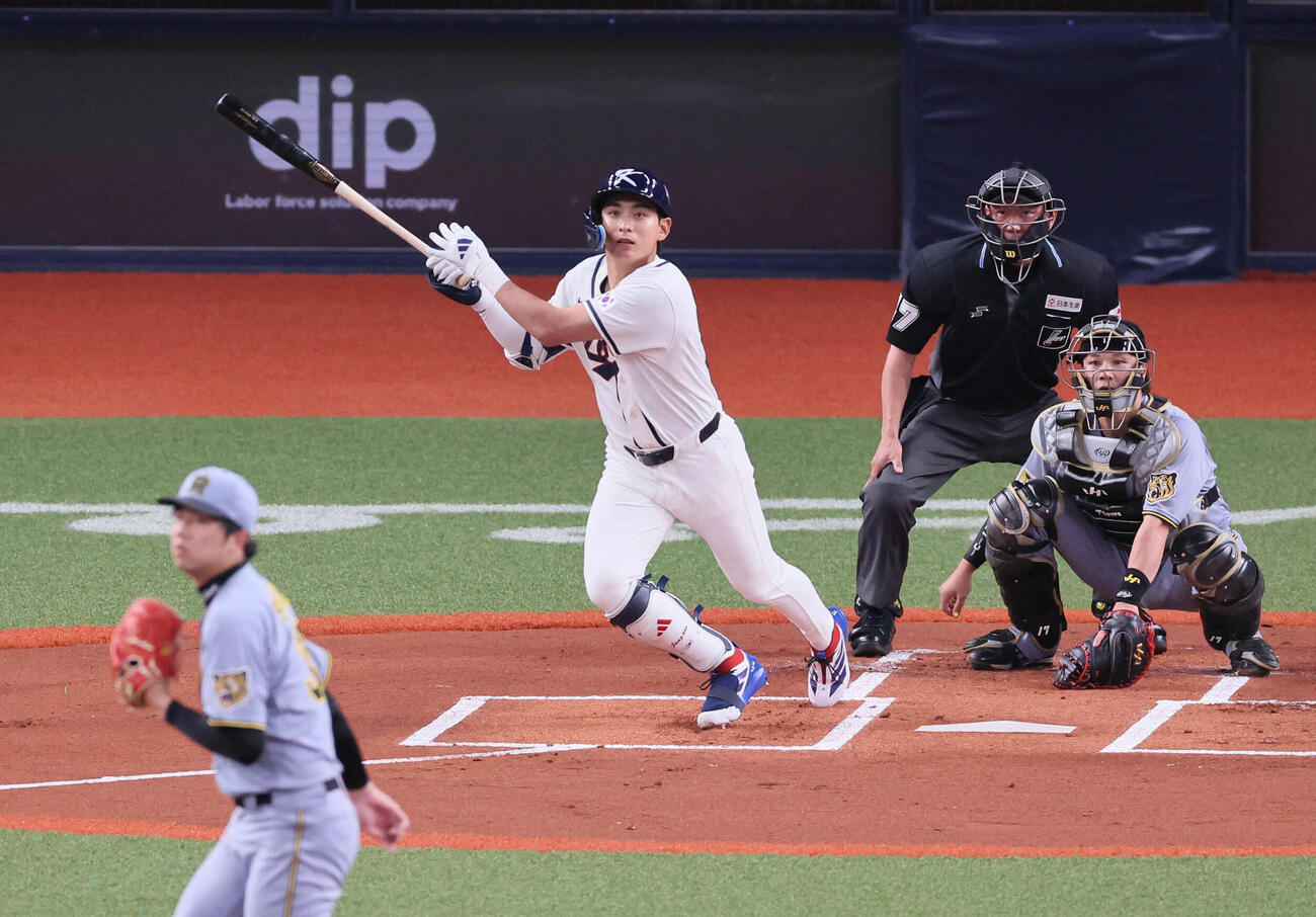 阪神対韓国　1回表韓国1死一塁、李政厚は中前打を放つ（撮影・宮崎幸一）