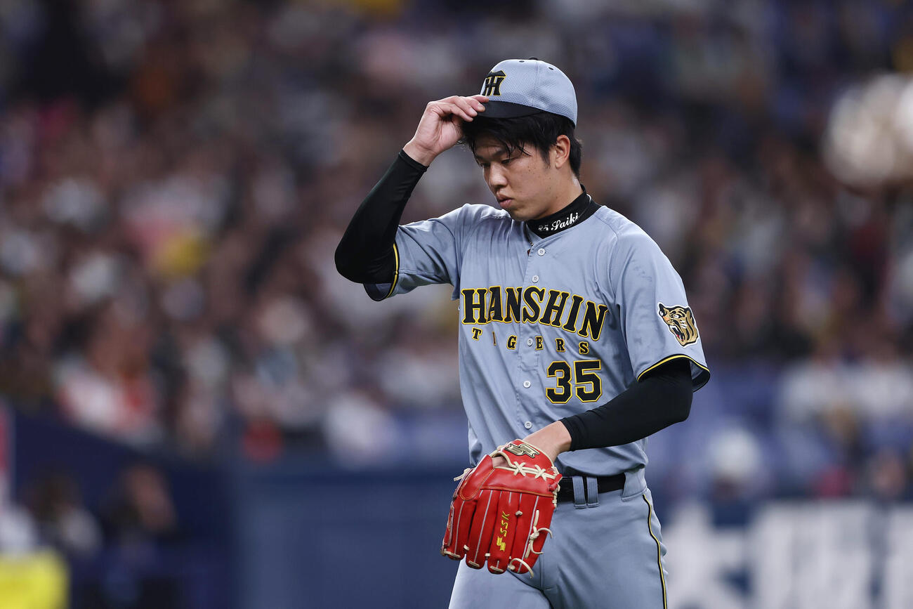 阪神対韓国　1回表を投げ終え、2失点でベンチへ戻る阪神才木（撮影・前田充）