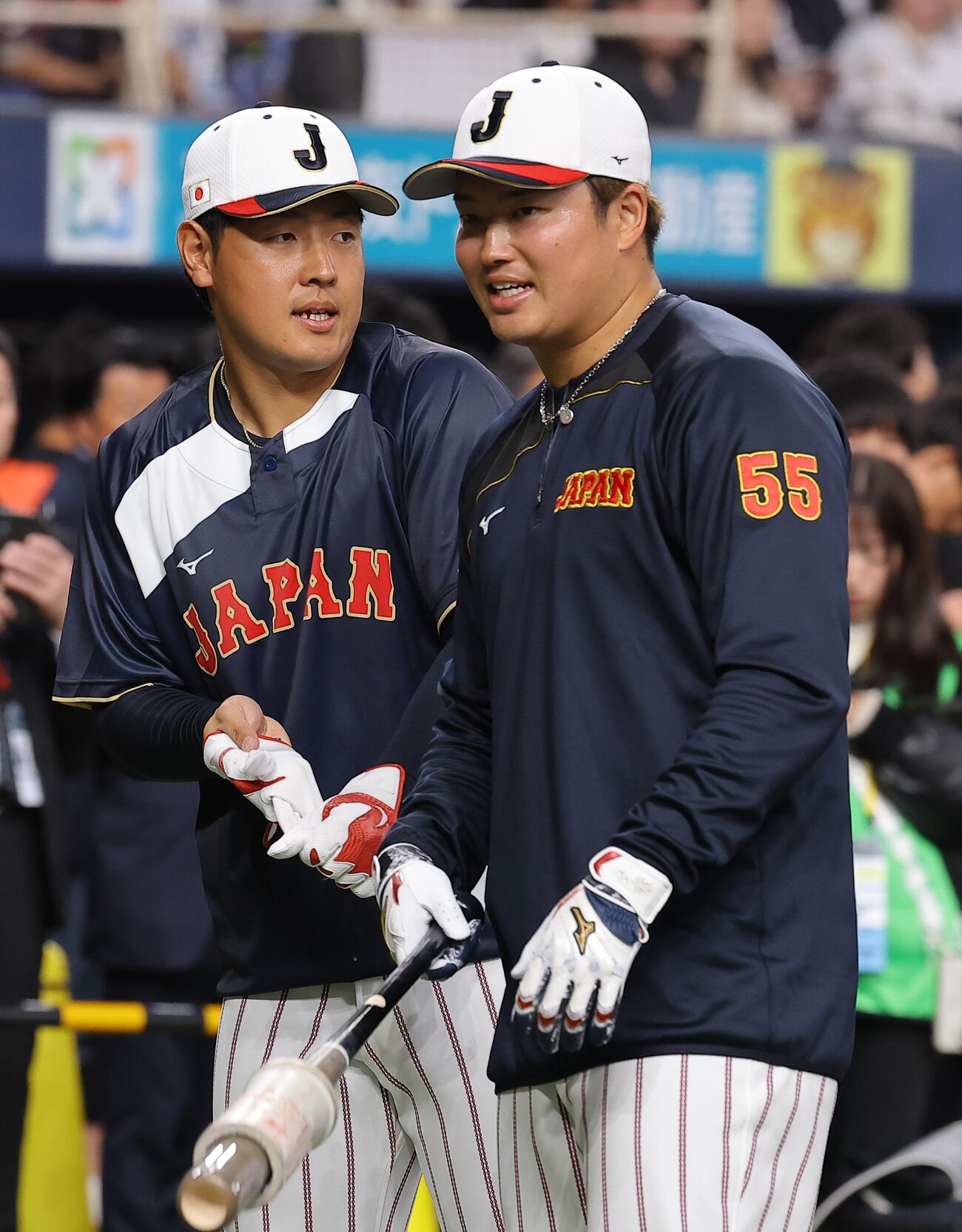 合流した岡本和真（左）は村上宗隆と話をする（撮影・上田博志）