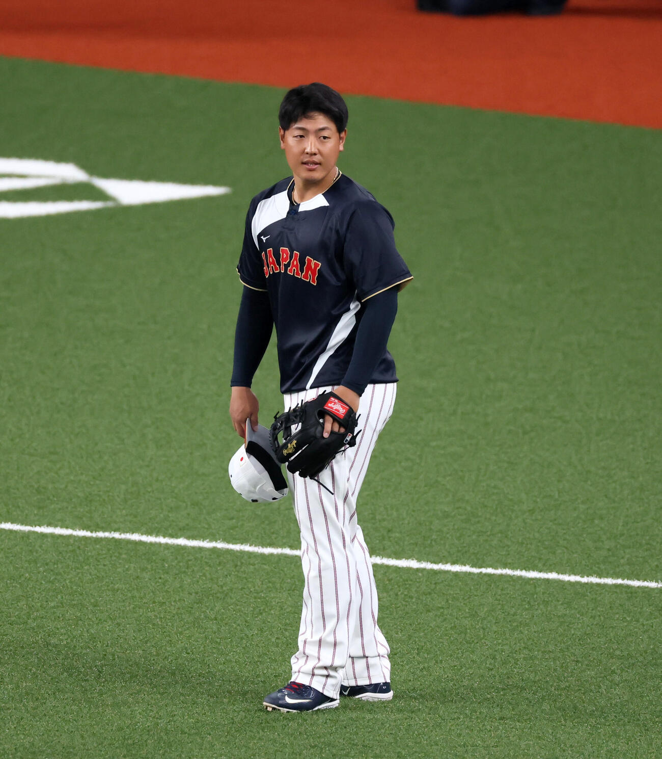 日本対オリックス　侍ジャパン岡本は三塁で守備練習する（撮影・加藤哉）