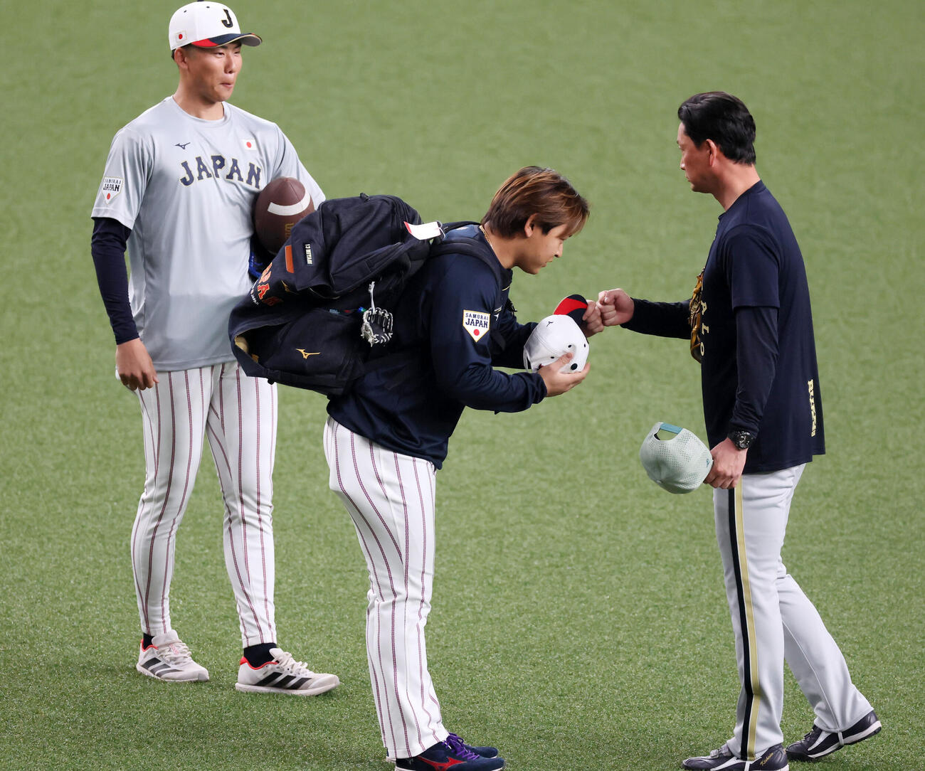 日本対オリックス　侍ジャパン宮城はオリックス岸田監督にあいさつ。左は曽谷（撮影・加藤哉）