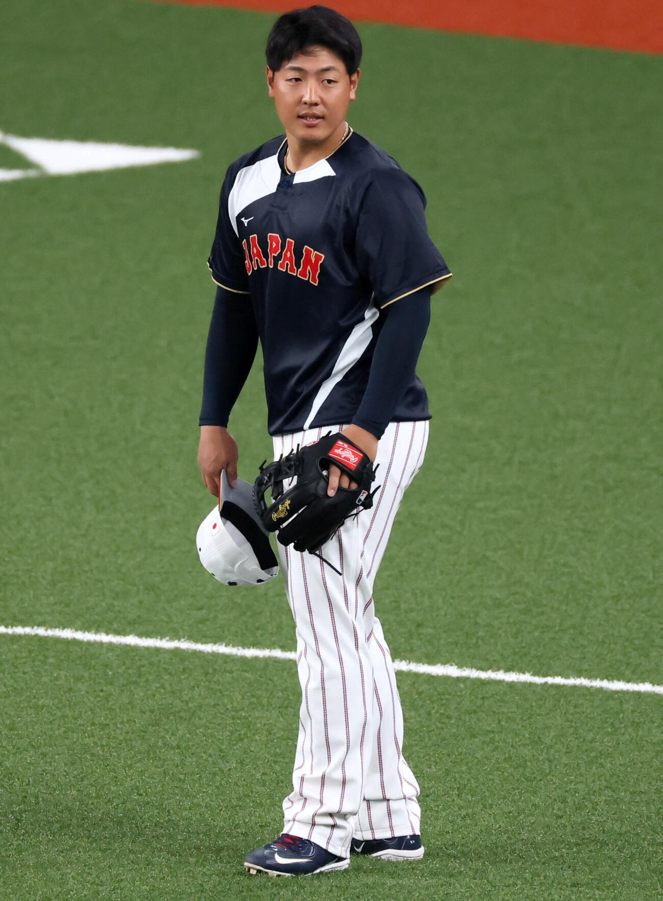 日本対オリックス　侍ジャパン岡本は三塁で守備練習する（撮影・加藤哉）