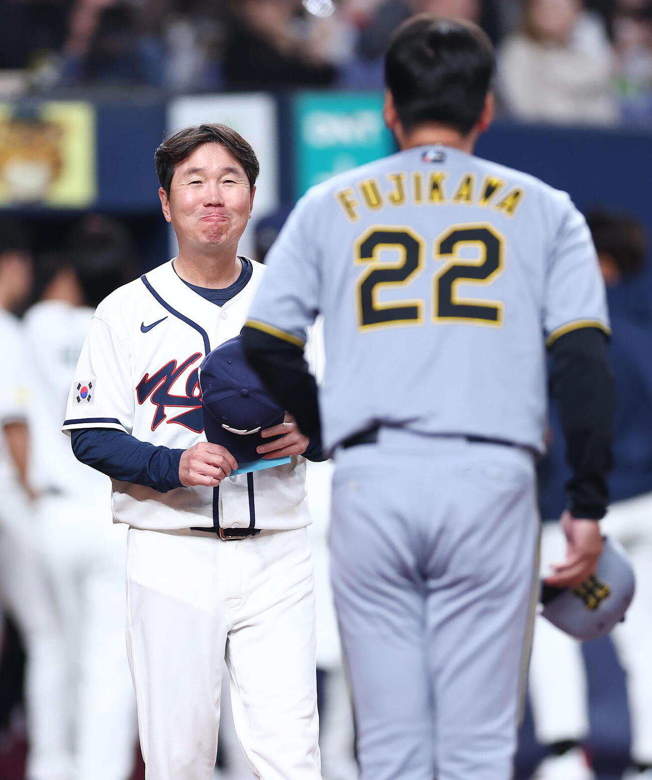 阪神対韓国　試合前、メンバー表交換で阪神藤川監督（手前）とあいさつを交わす韓国・柳監督（撮影・前田充）