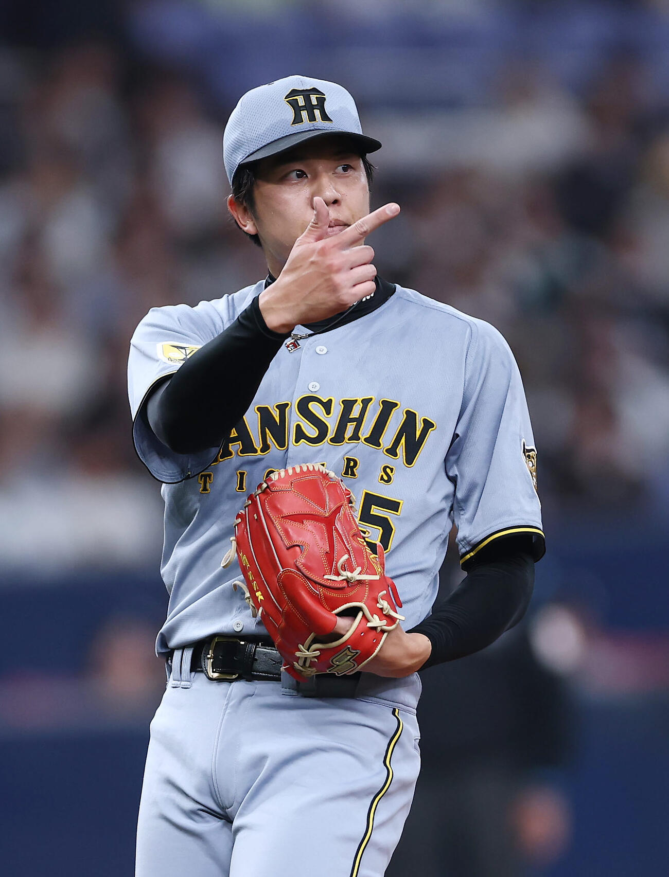 阪神対韓国　2回表、スイングをアピールする阪神才木（撮影・前田充）