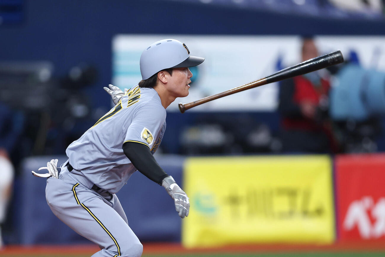 阪神対韓国　2回裏阪神2死二塁、中堅へ適時二塁打を放つ伏見（撮影・前田充）