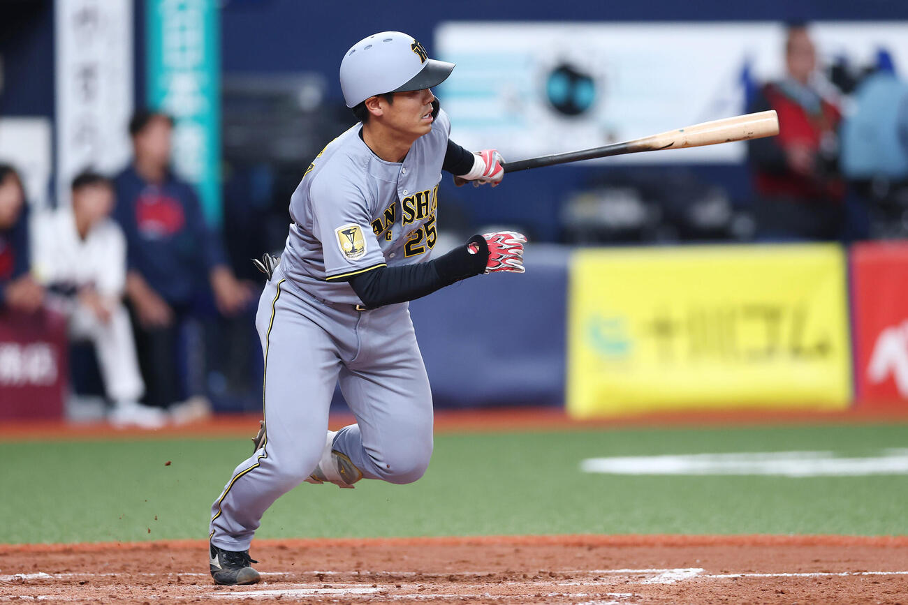 阪神対韓国　7回裏阪神2死、中前打を放つ谷端（撮影・前田充）