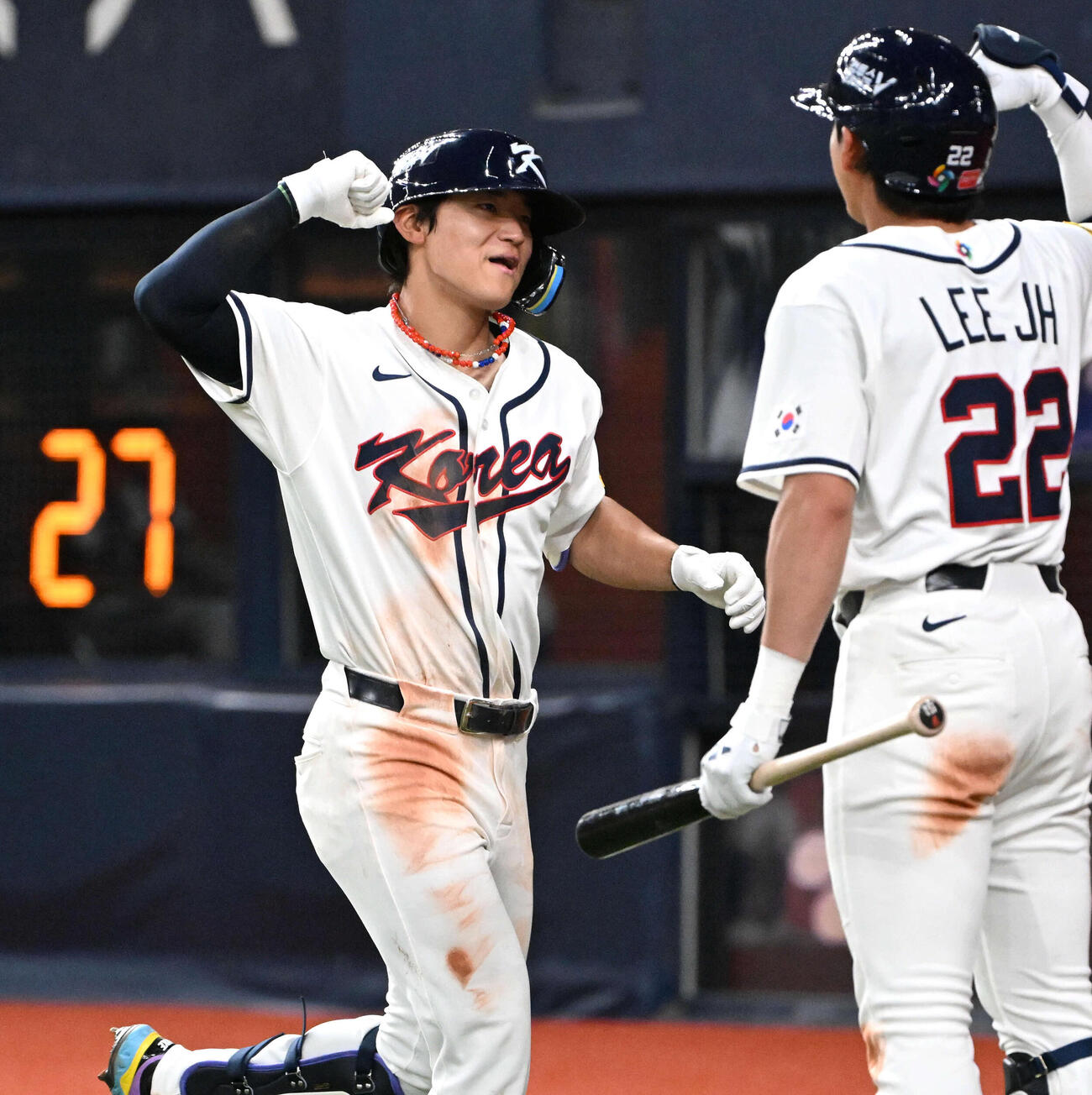 阪神対韓国　5回表韓国、金倒永（左）は本塁打を放ち生還する（撮影・石井愛子）