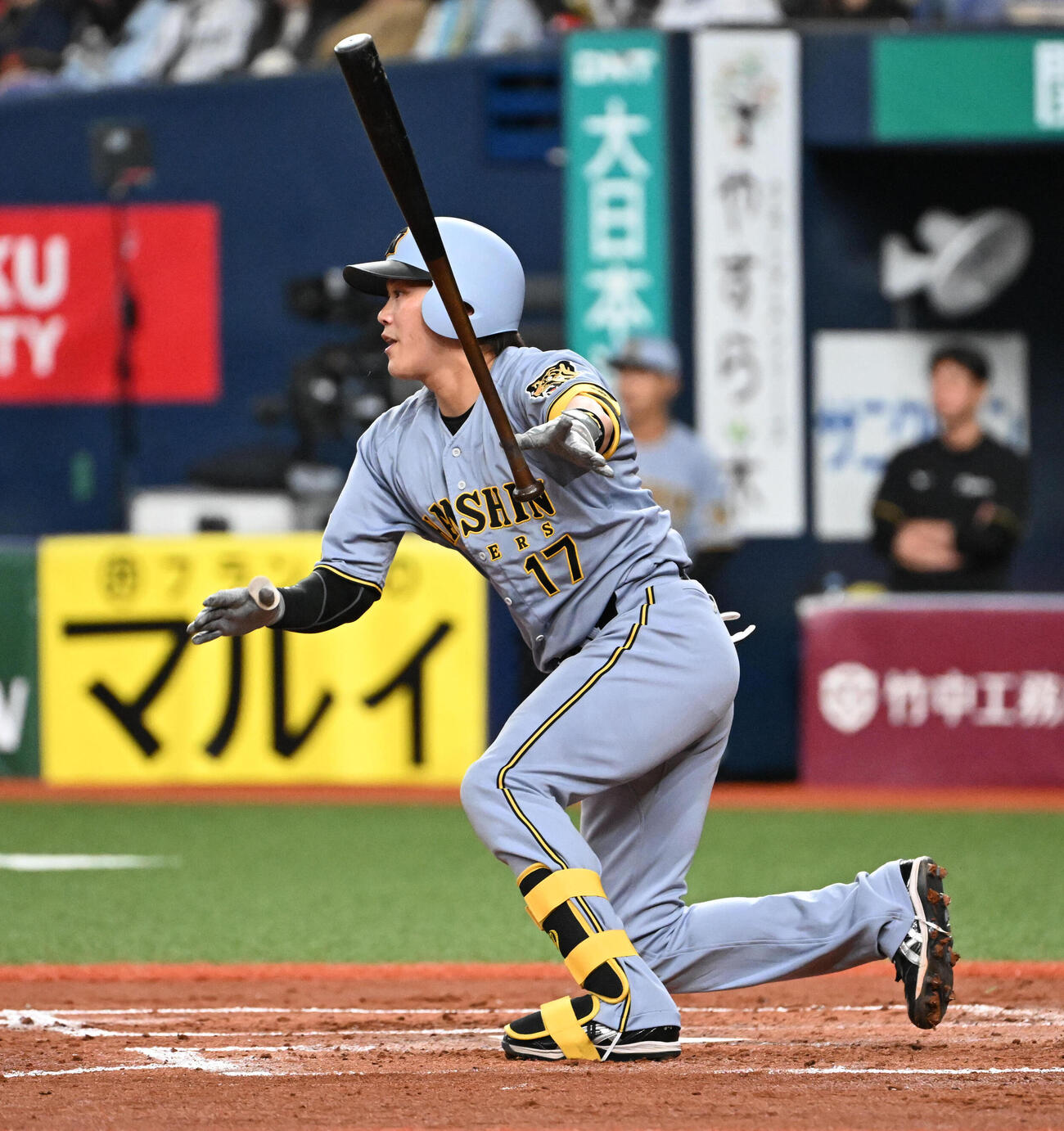 阪神対韓国　2回裏阪神2死二塁、中堅へ適時二塁打を放つ伏見（撮影・石井愛子）