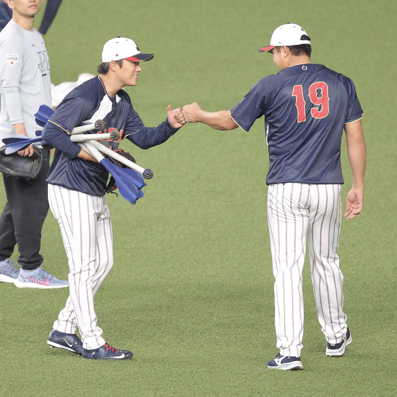 日本対オリックス　試合前、グータッチを交わす山本（左）と菅野（撮影・河田真司）