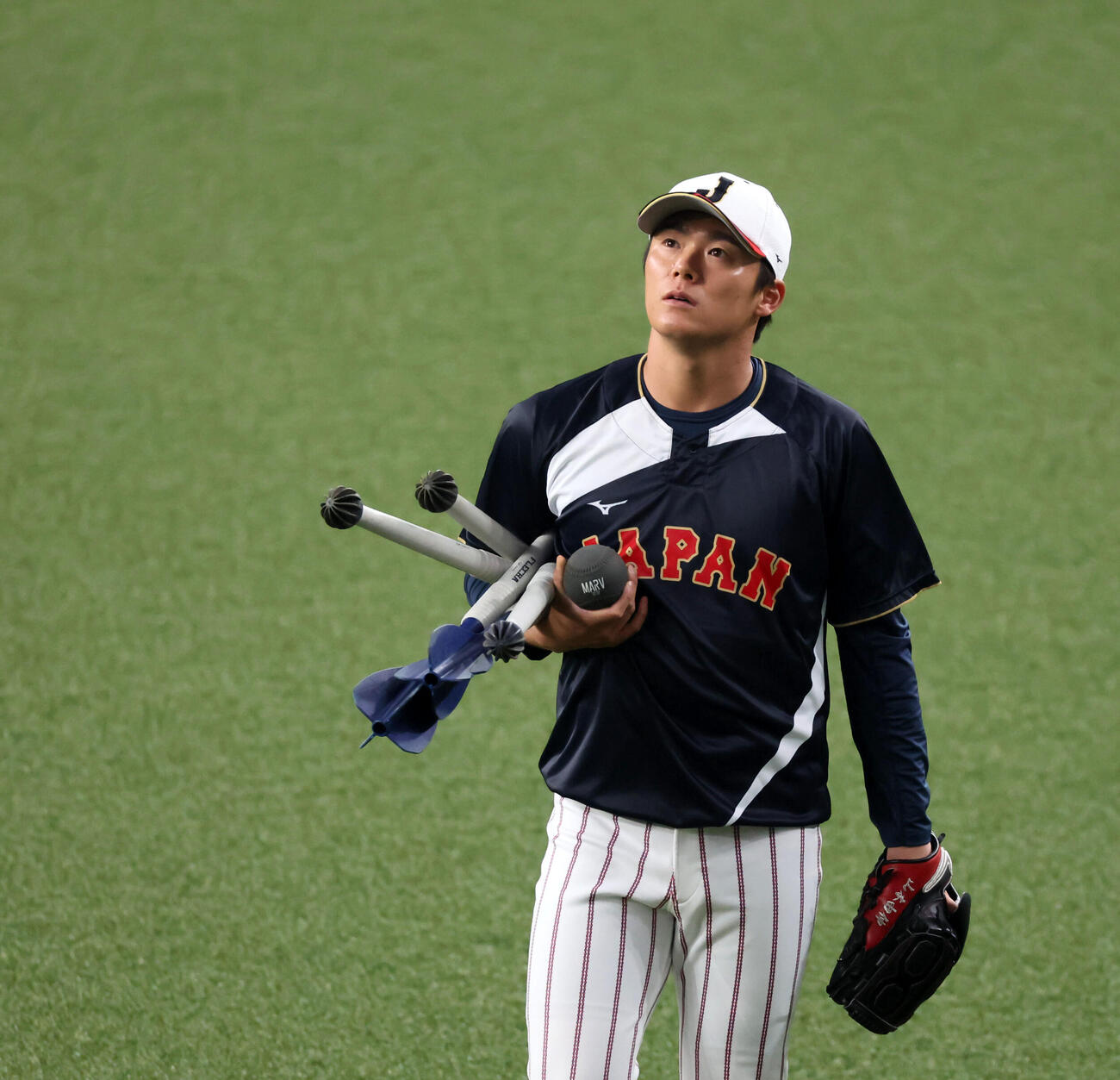日本対オリックス　矢をもって外野へ向かう侍ジャパン山本（撮影・加藤哉）