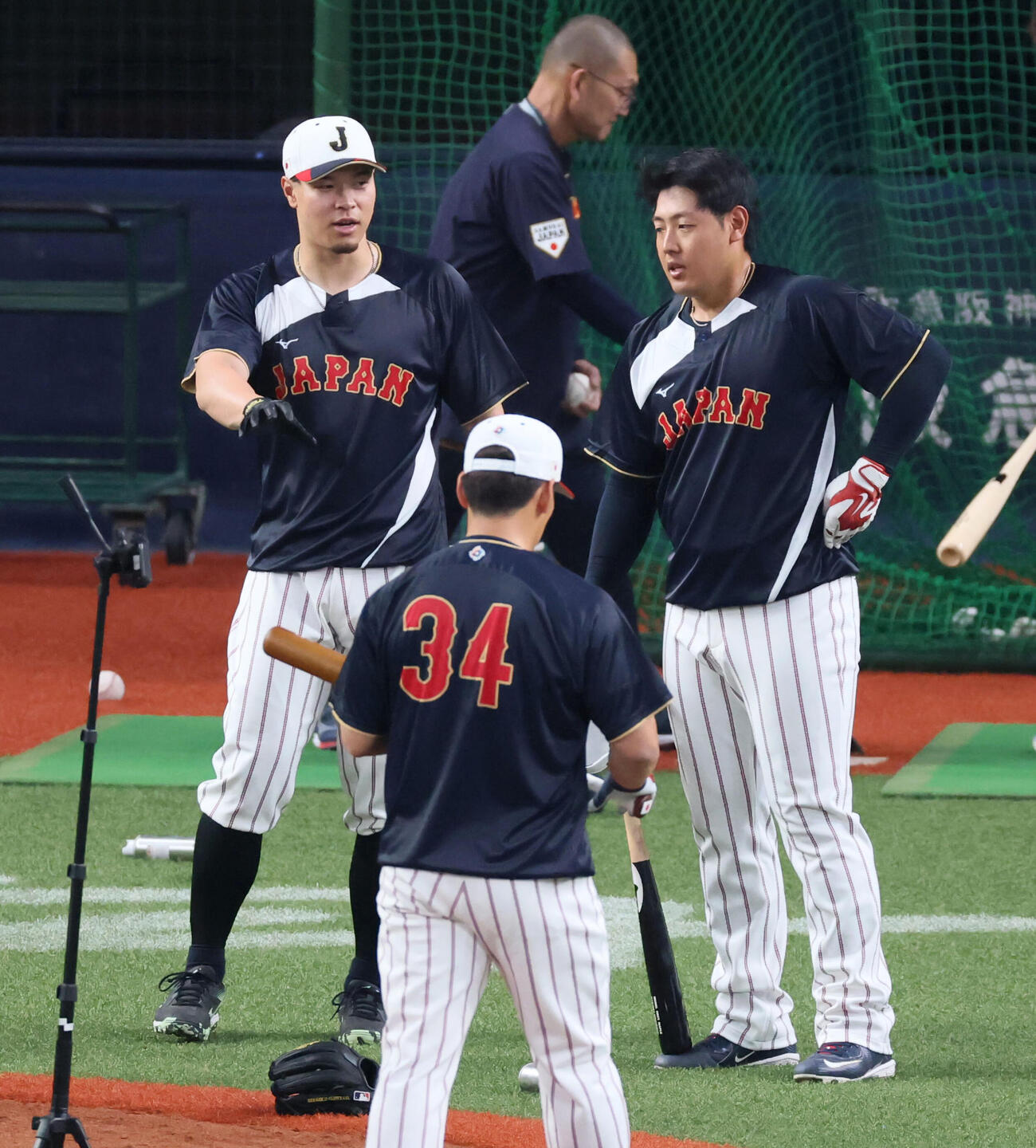 日本対オリックス　打撃練習する侍ジャパン岡本（右）の後方で言葉をかわす佐藤。手前は吉田（撮影・加藤哉）