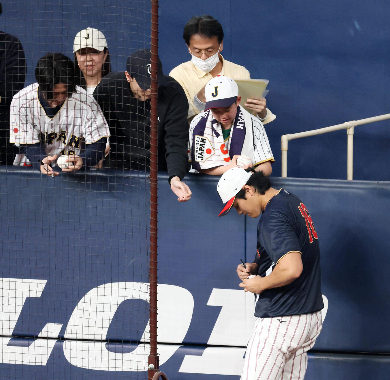 日本対オリックス　侍ジャパン大谷はキャッチボールを終えスタンドのファンにサインする（撮影・加藤哉）
