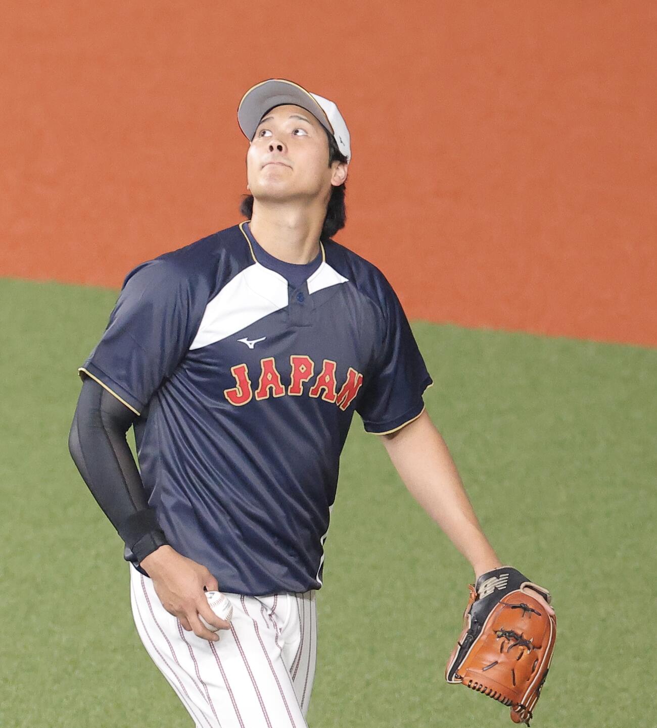 日本対オリックス　試合前、打球を見つめる大谷（撮影・河田真司）
