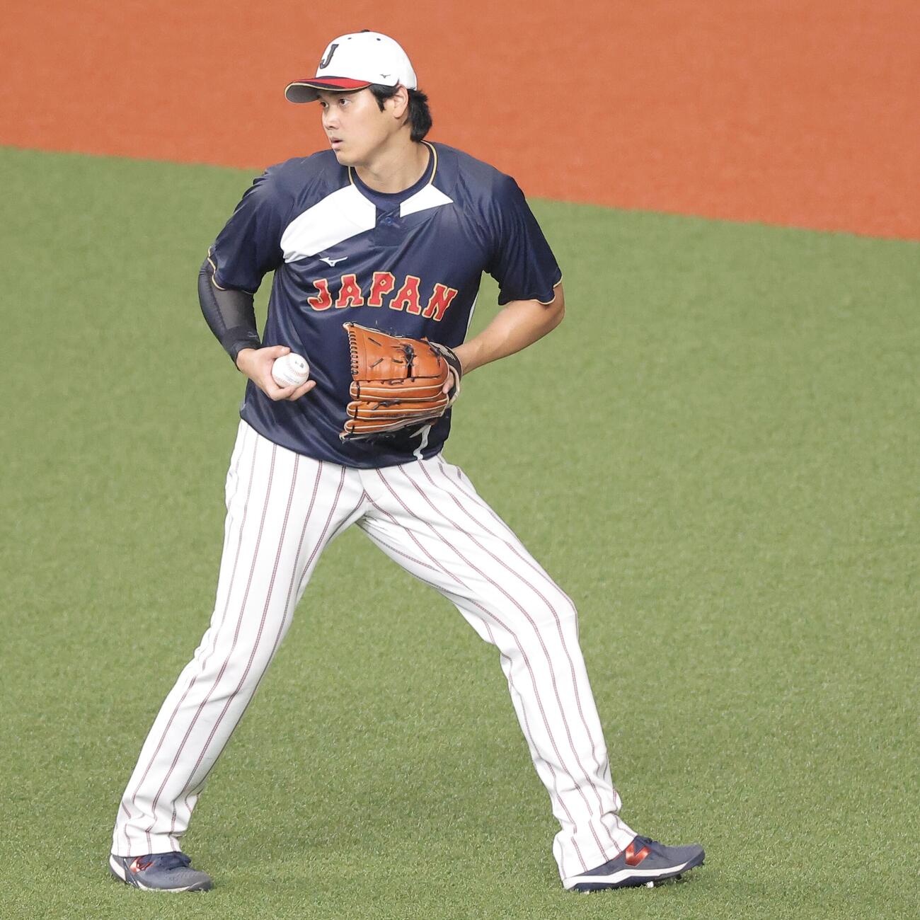 日本対オリックス　試合前、キャッチボールする大谷（撮影・河田真司）