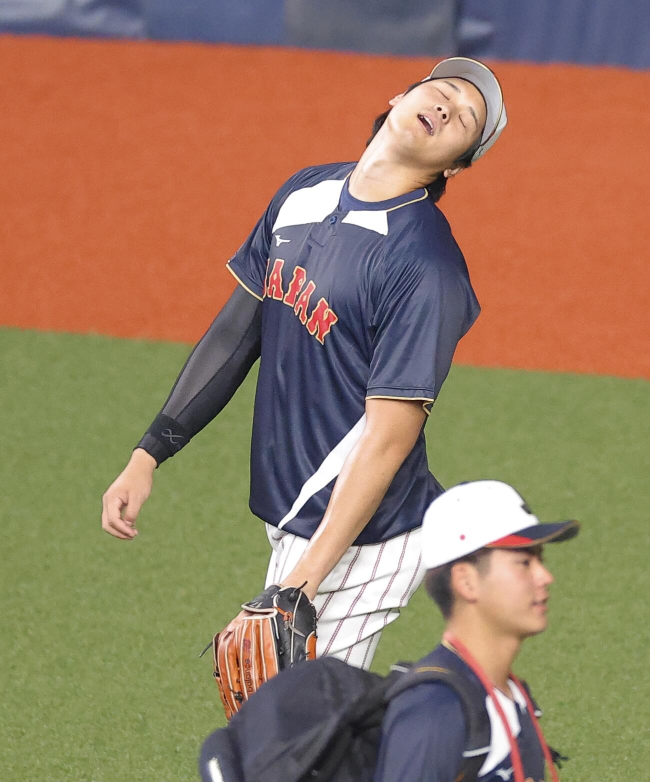 日本対オリックス　試合前、キャッチボールする大谷（撮影・河田真司）