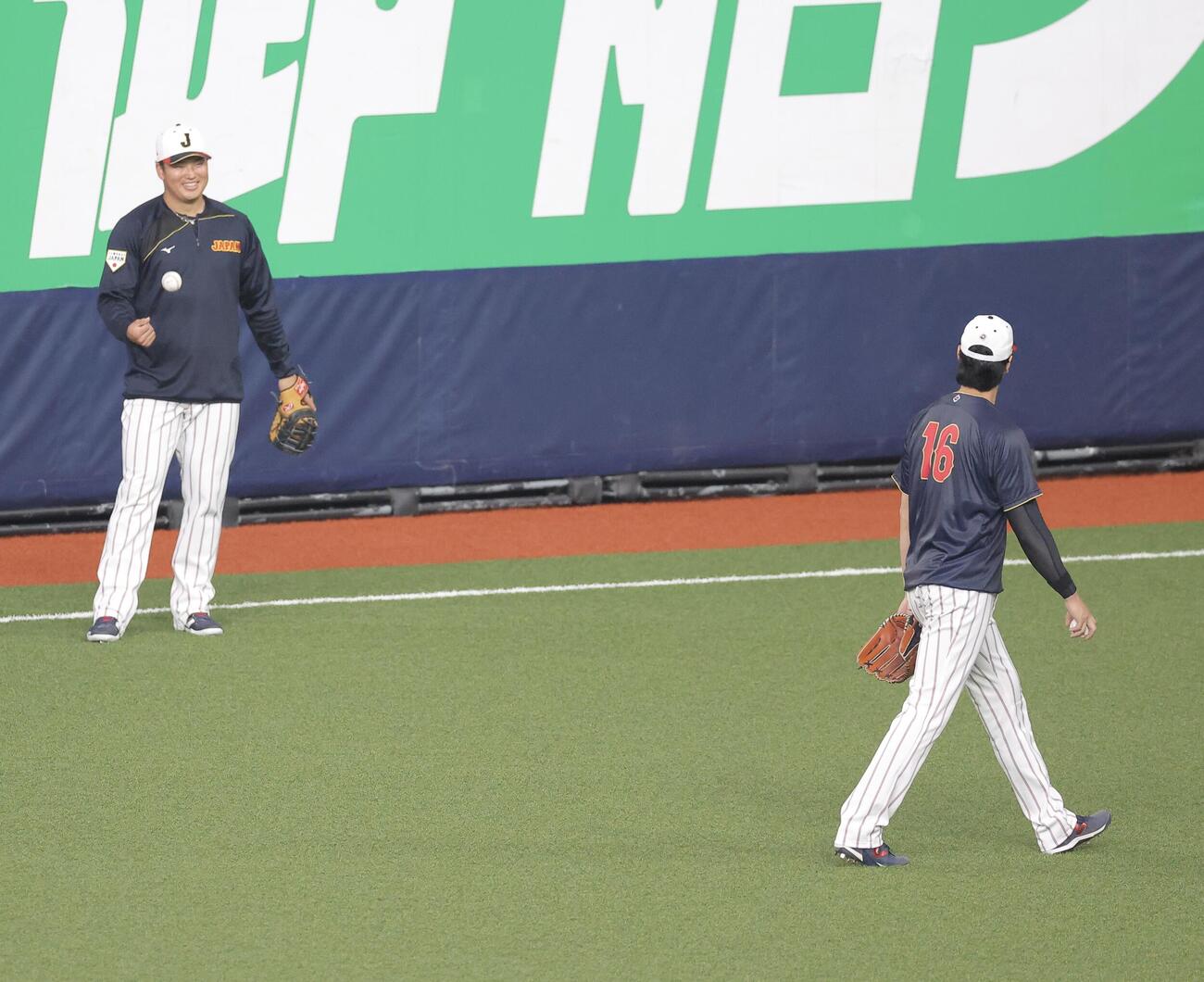 日本対オリックス　試合前、大谷（右）と言葉を交わす村上（撮影・河田真司）