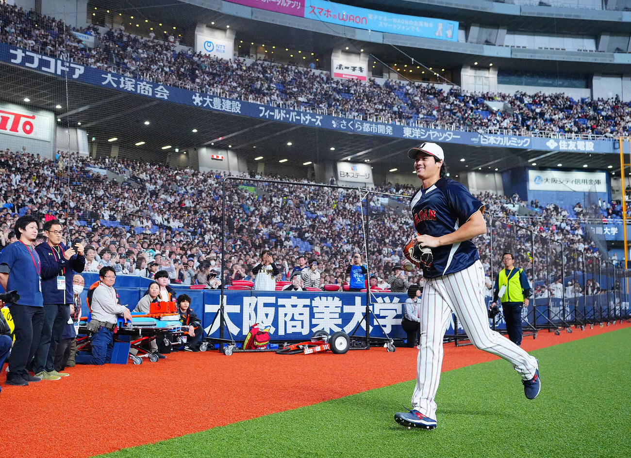 日本対オリックス　試合前、投球練習を終え笑顔を見せながら引き揚げる大谷（撮影・垰建太）