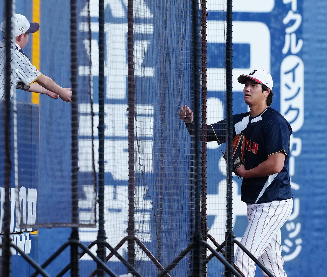 日本対オリックス　試合前、練習を終えた大谷は子どものサインに応じる（撮影・垰建太）