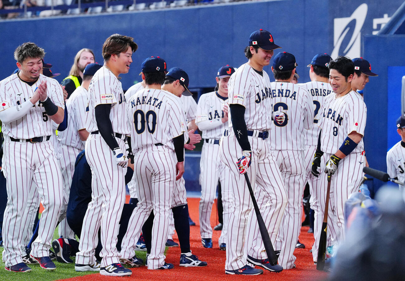 日本対オリックス　試合前、北山（右端）の声出しで円陣を組み笑顔を見せる大谷（同5人目）ら侍ジャパンの選手たち（撮影・垰建太）