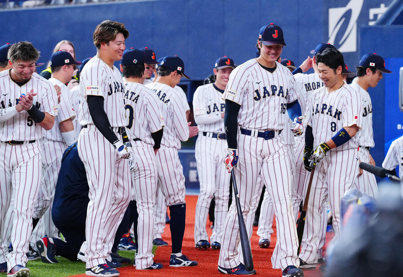 日本対オリックス　試合前、北山（右端）の声出しで円陣を組み笑顔を見せる大谷（同3人目）ら侍ジャパンの選手たち（撮影・垰建太）