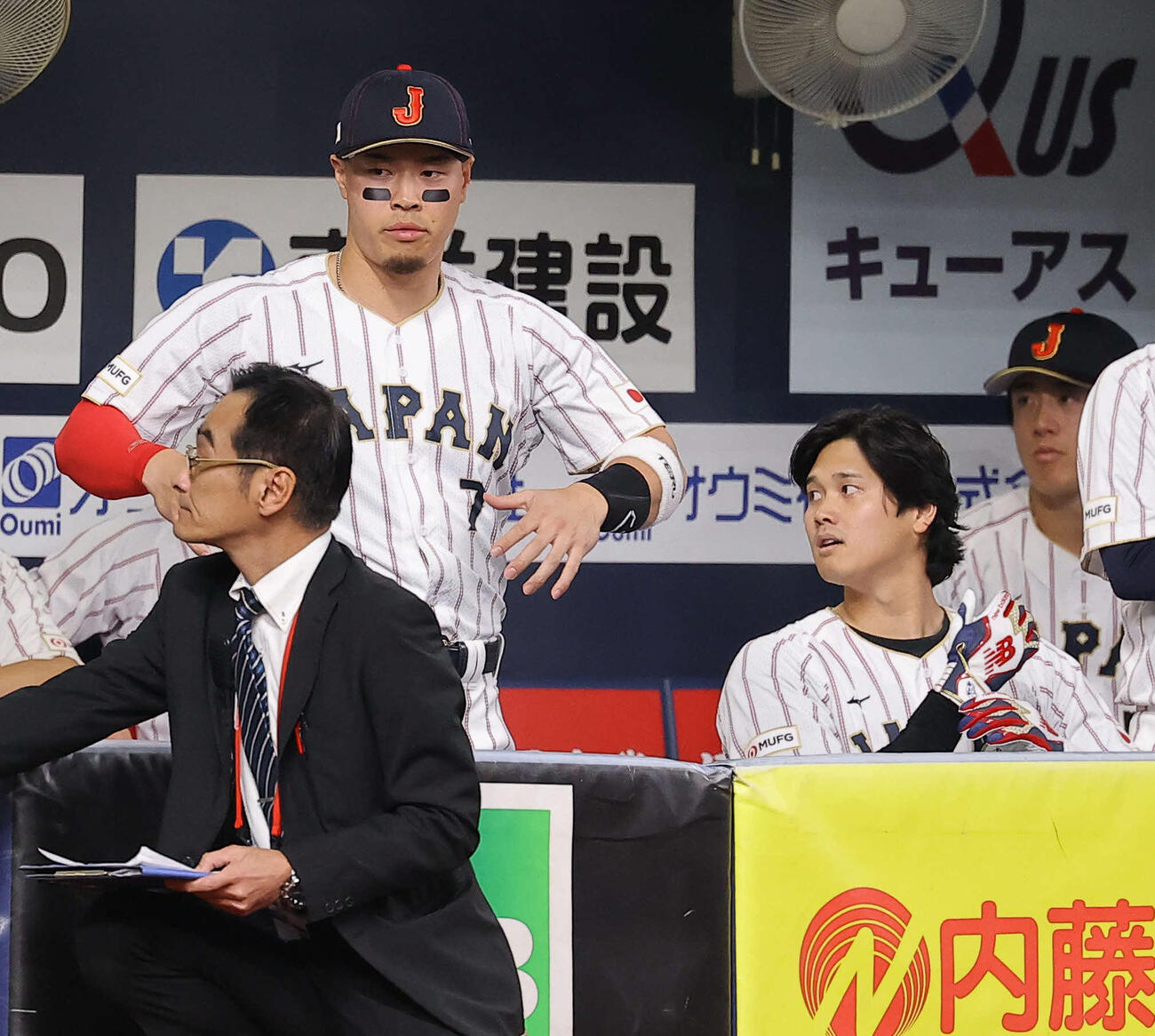 オリックス対日本　ベンチで準備をする佐藤（左）と大谷（撮影・上田博志）