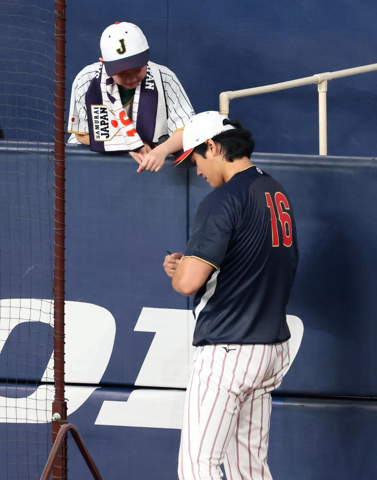 日本対オリックス　侍ジャパン大谷はキャッチボールを終えスタンドのファンにサインする（撮影・加藤哉）