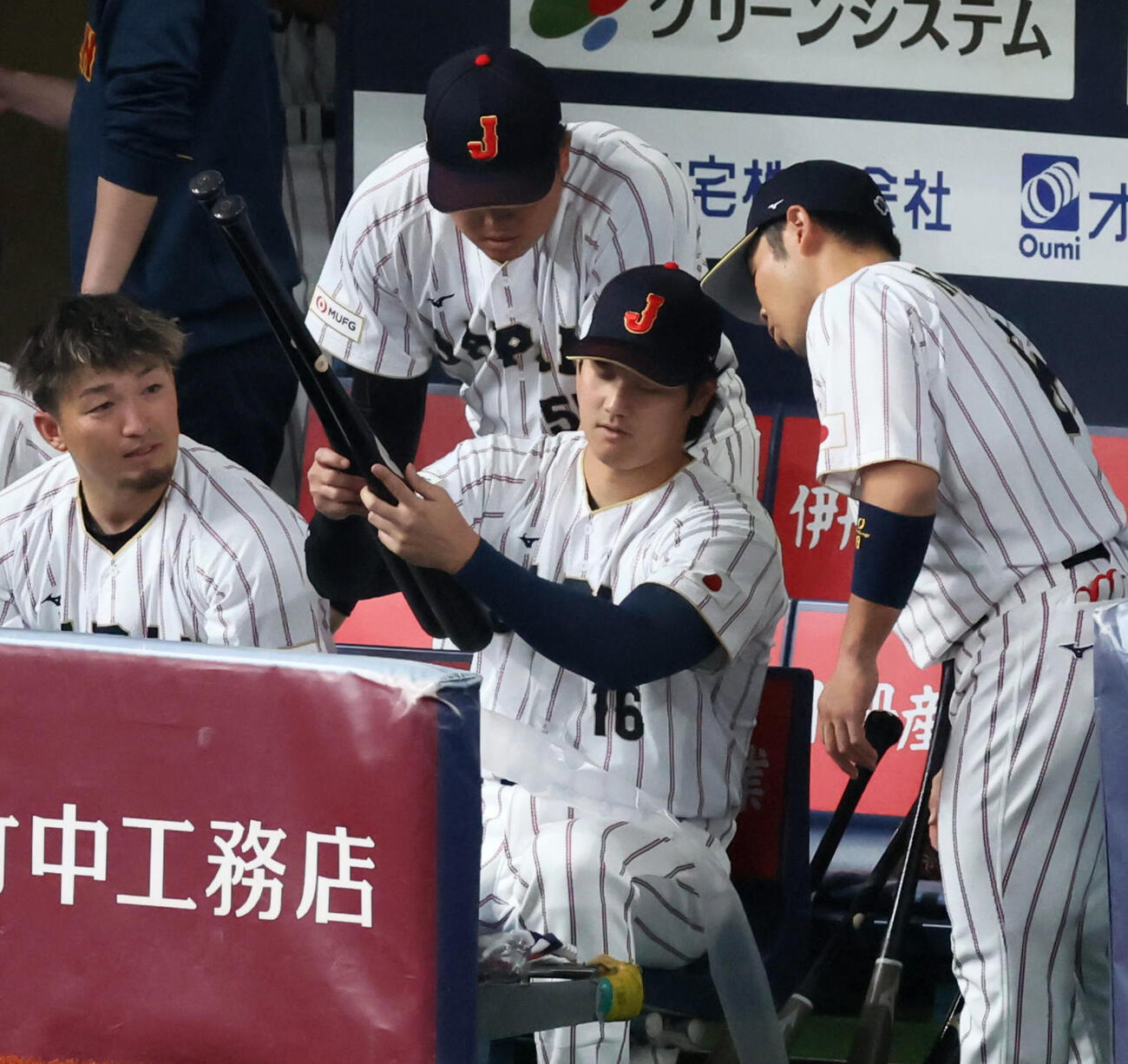 日本対オリックス　試合前ベンチでバットを比べる大谷（撮影・加藤哉）