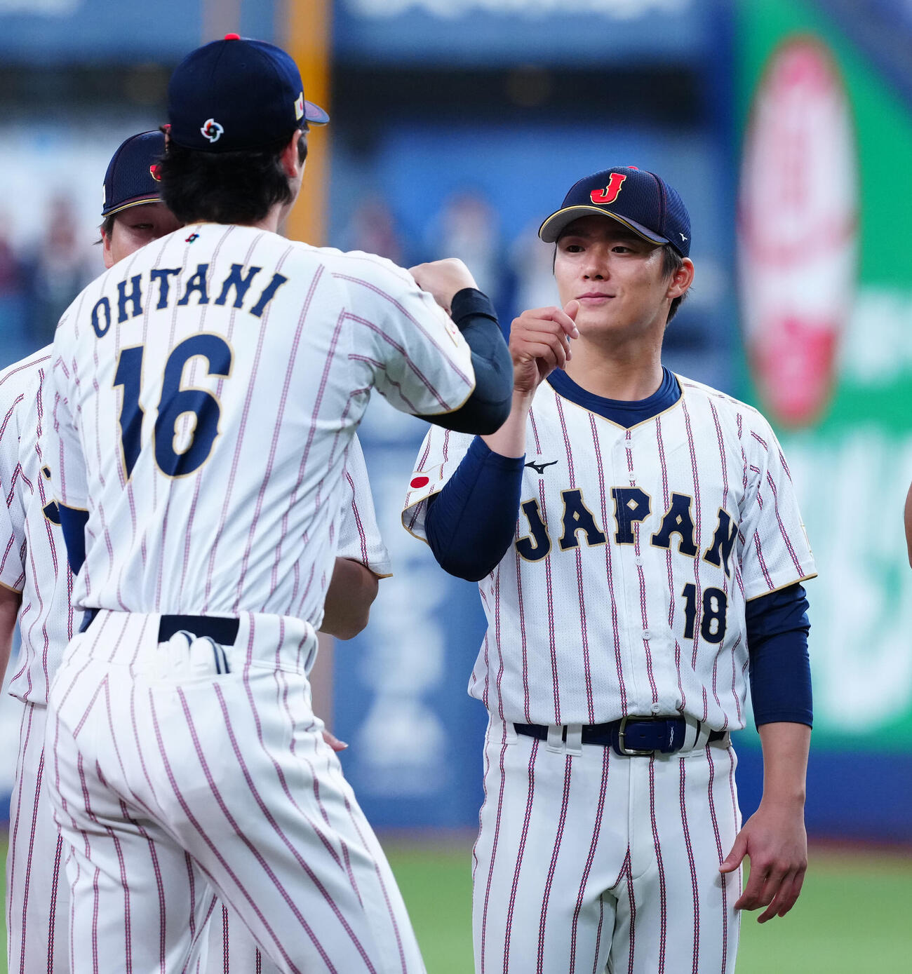 日本対オリックス　選手紹介で大谷（左）とタッチを交わす山本（撮影・垰建太）