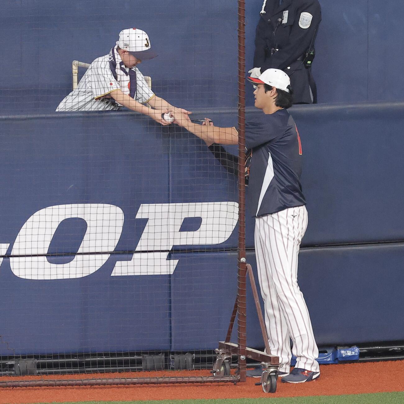 日本対オリックス　試合前、ファンサービスに応じる大谷（撮影・河田真司）