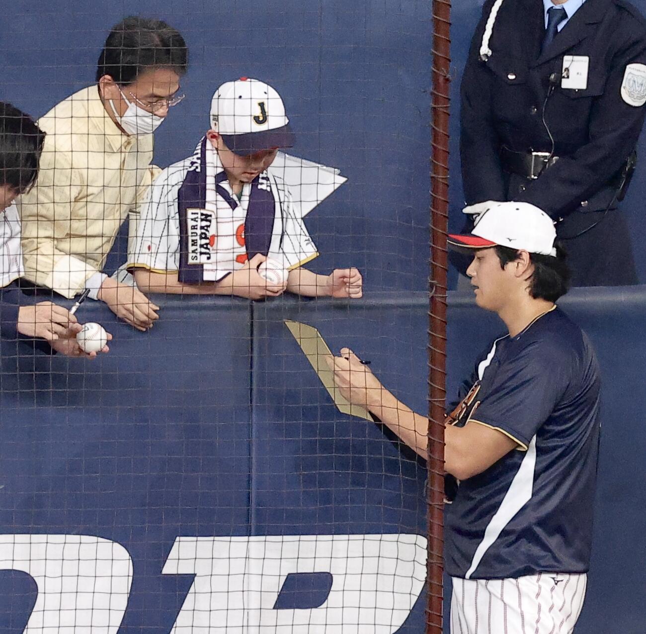 日本対オリックス　試合前、ファンサービスに応じる大谷（撮影・河田真司）
