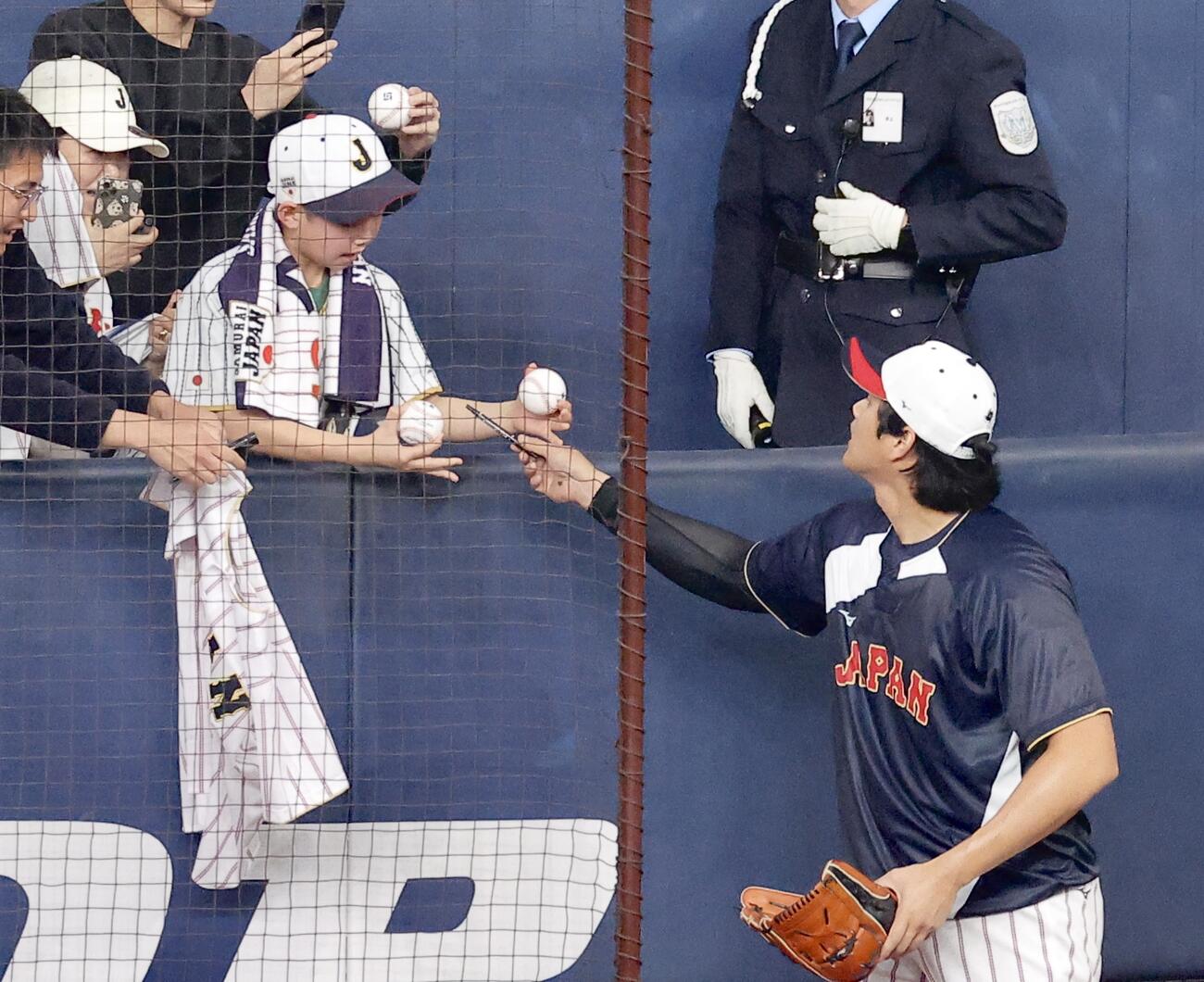 日本対オリックス　試合前、ファンサービスに応じる大谷（撮影・河田真司）