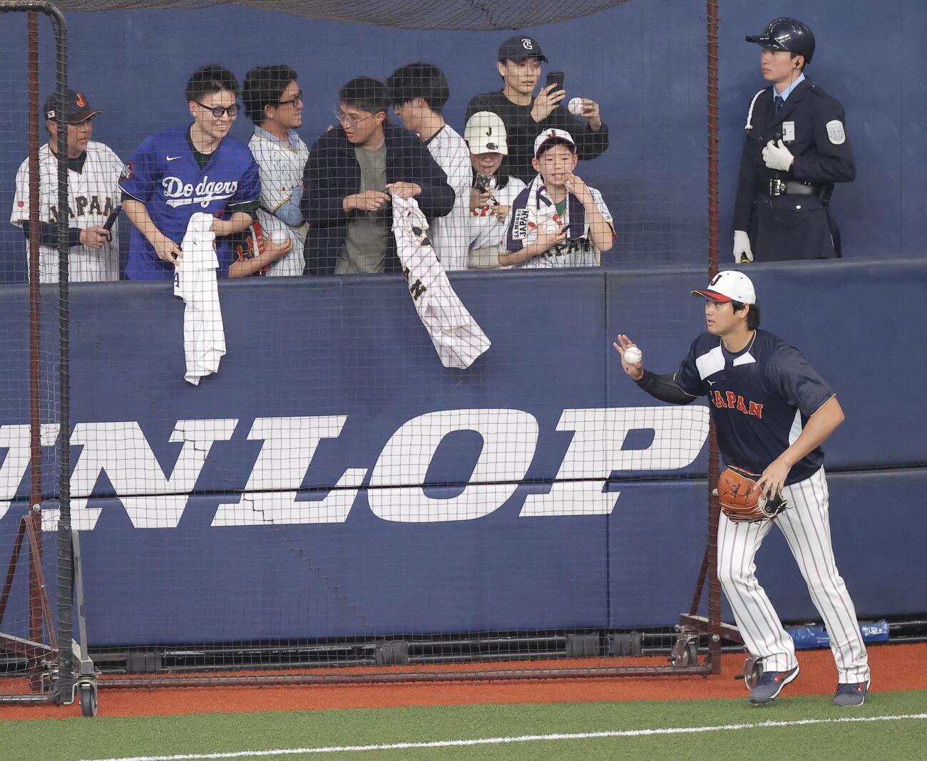 日本対オリックス　試合前、ファンサービスを終え移動する大谷（撮影・河田真司）