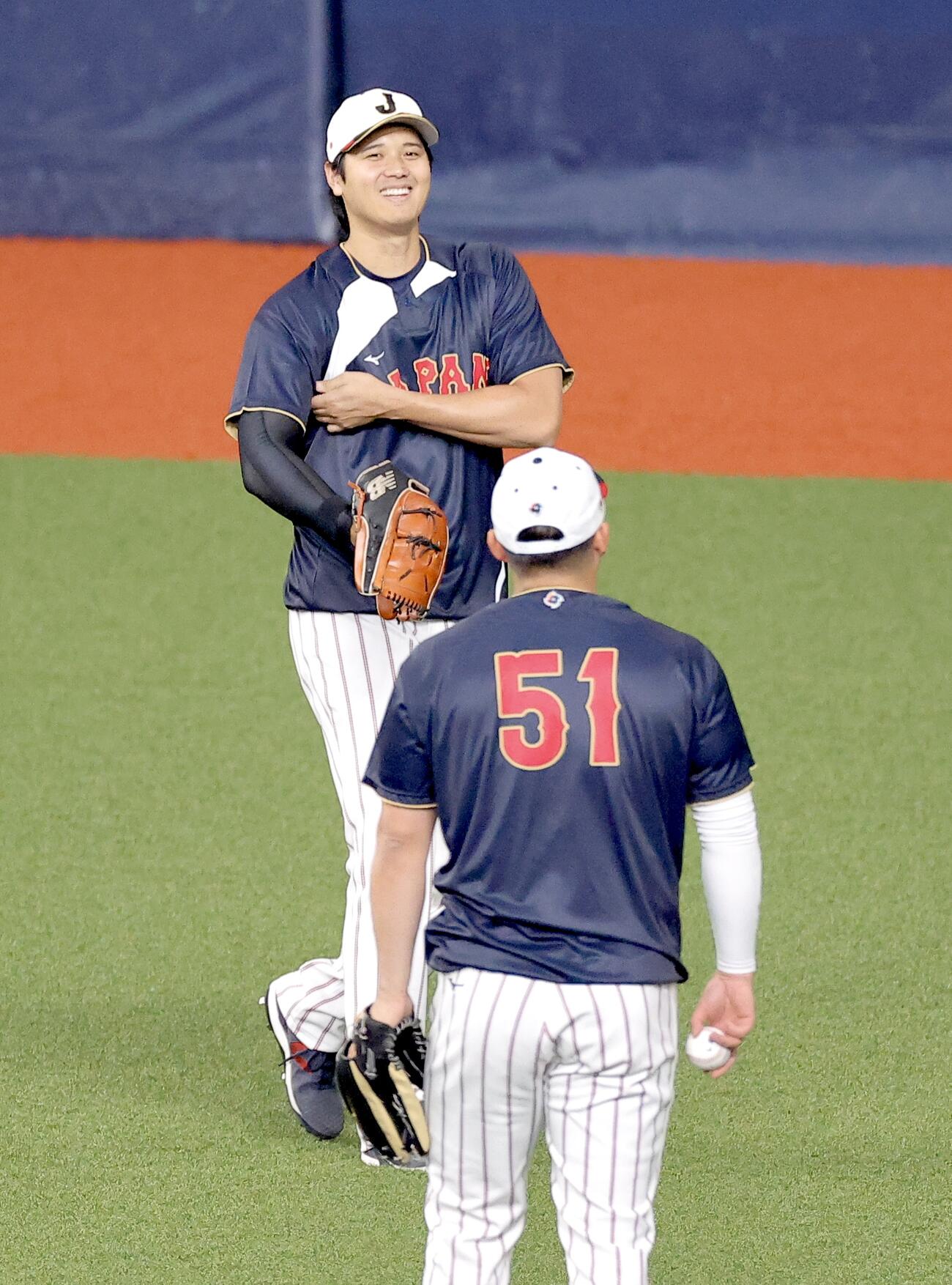 日本対オリックス　試合前、鈴木（手前）と言葉を交わす大谷（撮影・河田真司）