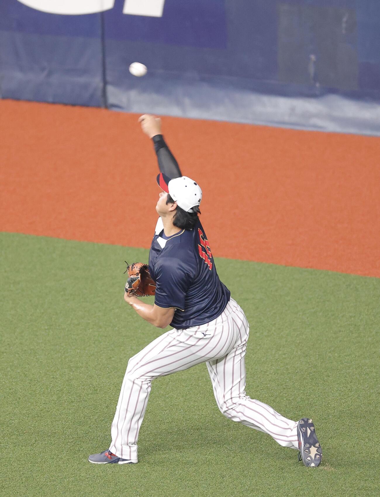 日本対オリックス　試合前、キャッチボールする大谷（撮影・河田真司）