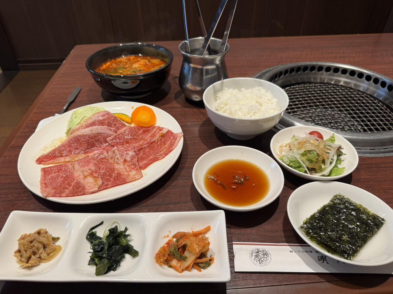 侍ジャパンの決起集会が行われた韓国焼き肉の名店「明月館　上本町本店」のランチ「明月館Aセット」（撮影・小早川宗一郎）