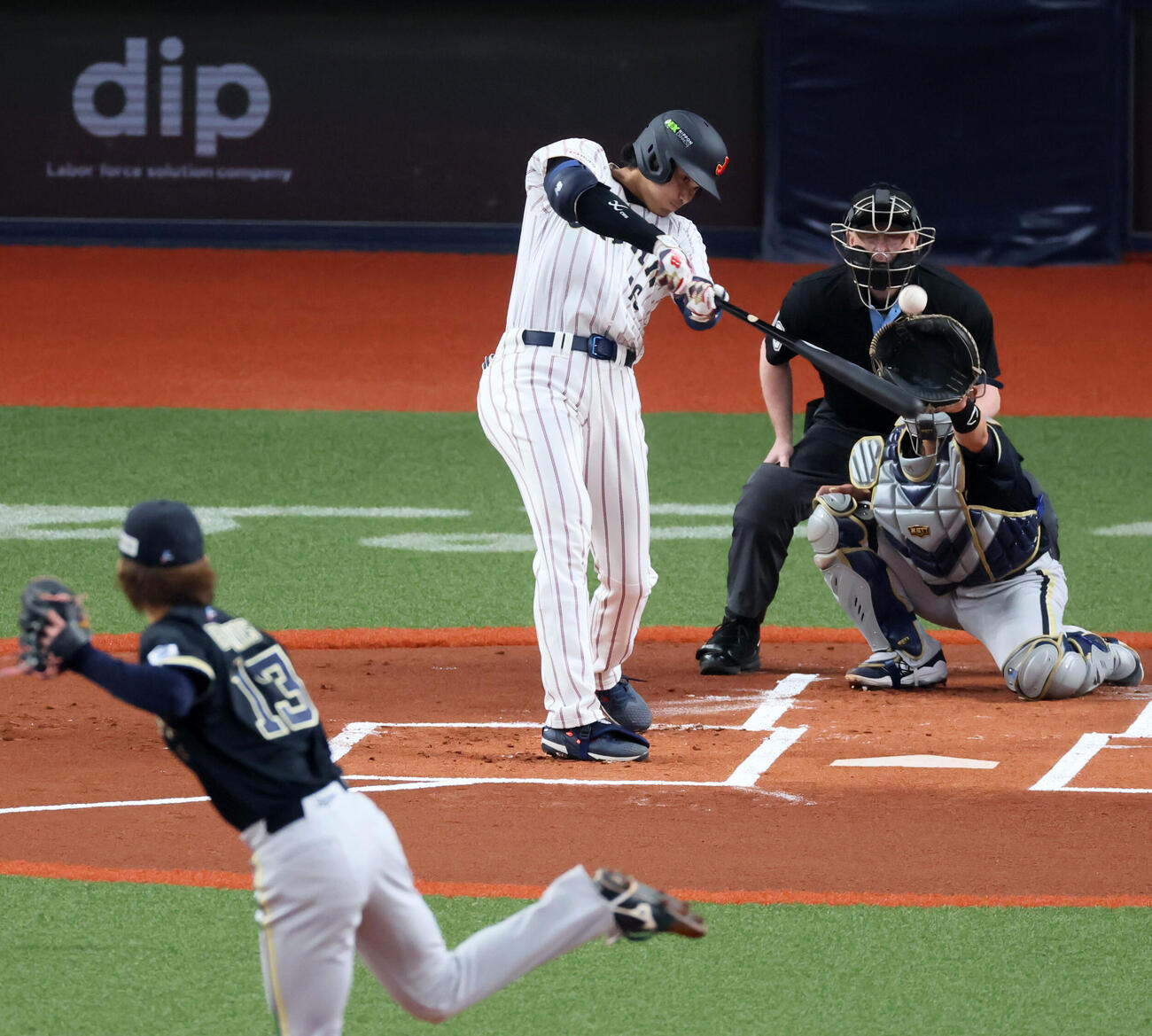 日本対オリックス　1回表日本1死、大谷は左飛に倒れる。投手寺西（撮影・加藤哉）