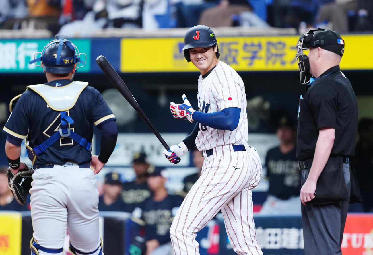 日本対オリックス　1回表日本1死、審判に笑顔を見せる大谷（中央）（撮影・垰建太）