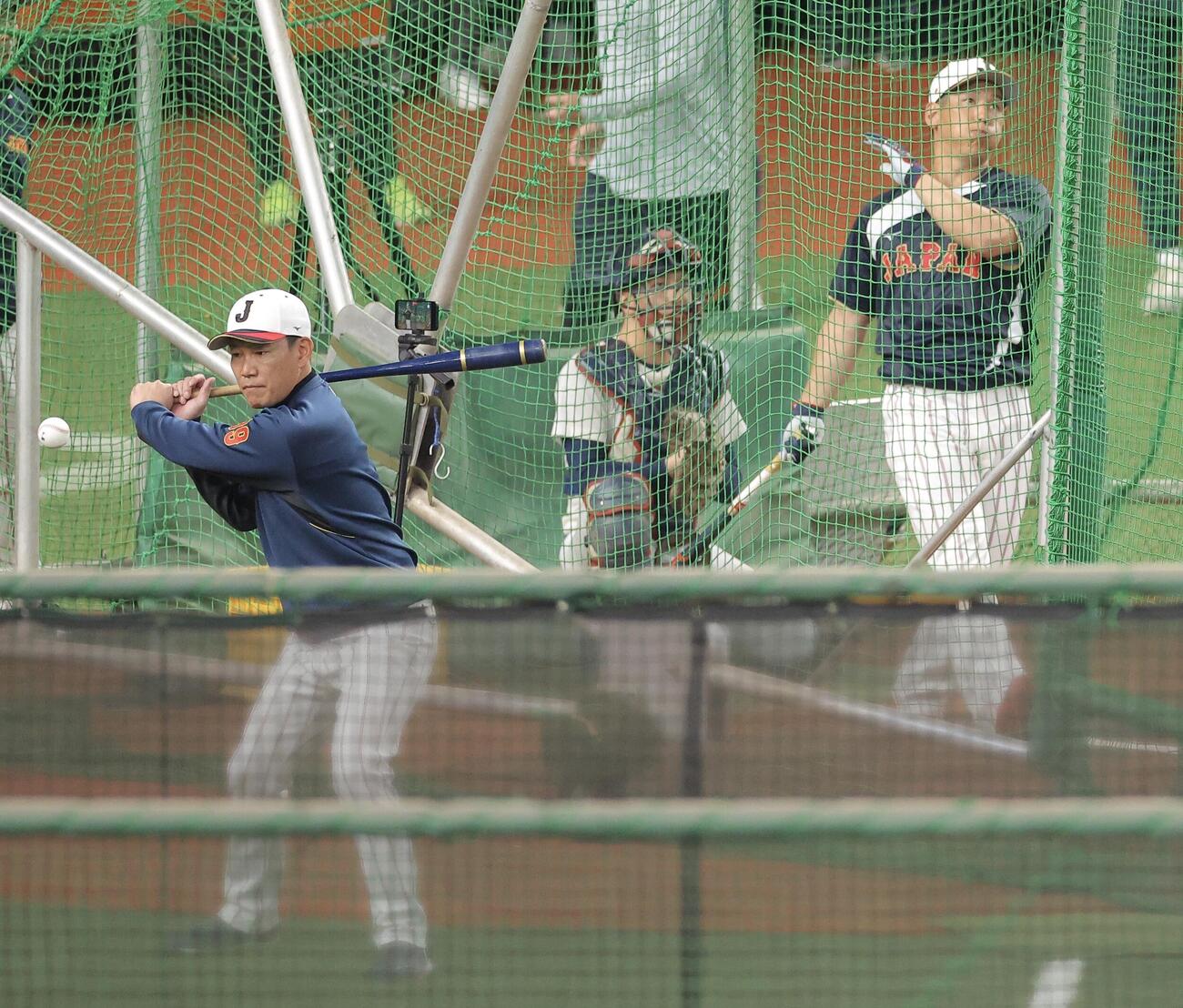 日本対オリックス　試合前、打撃練習する吉田（右）と球出しする井端監督（撮影・河田真司）