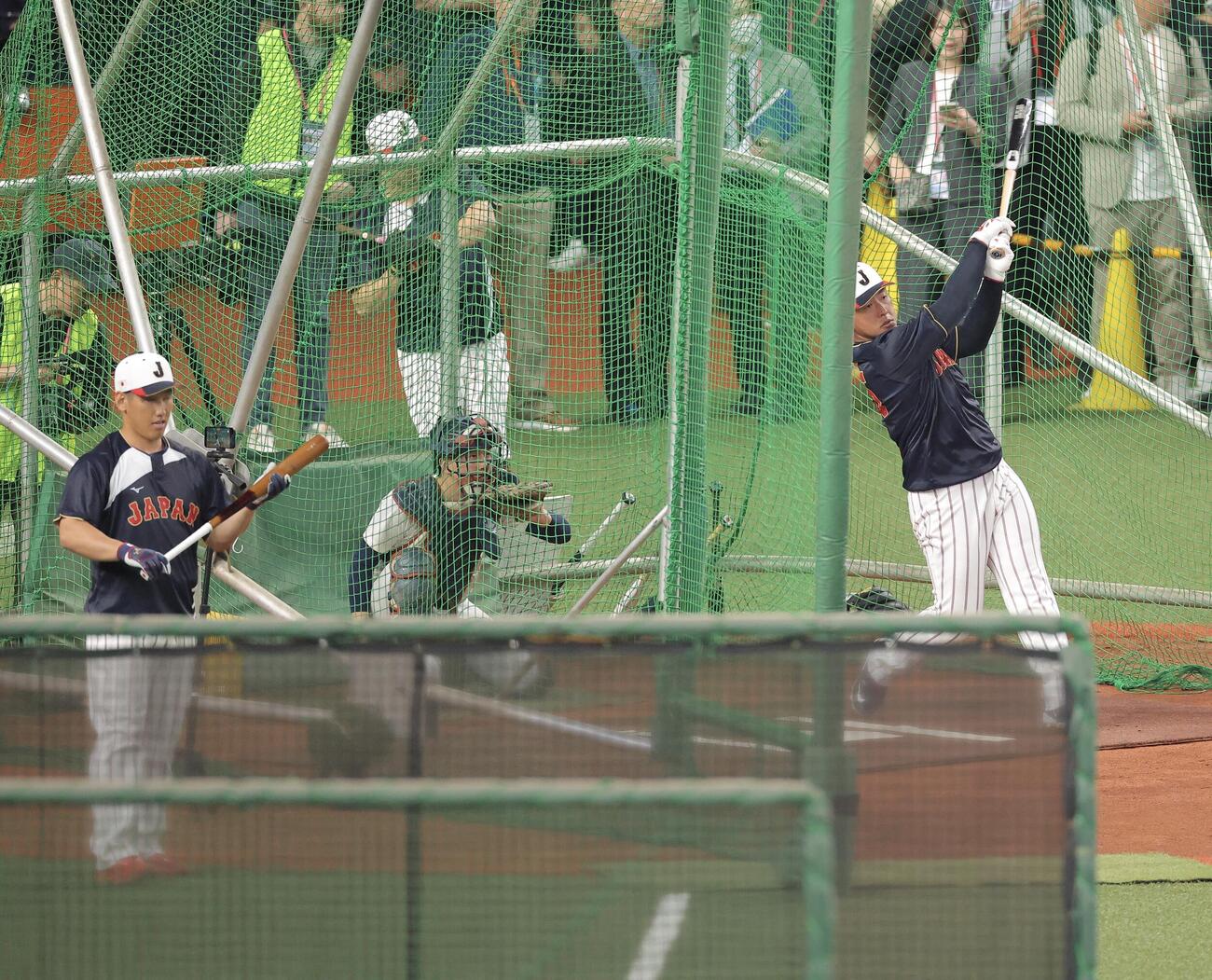 日本対オリックス　試合前、打撃練習する岡本（右）と吉田（撮影・河田真司）