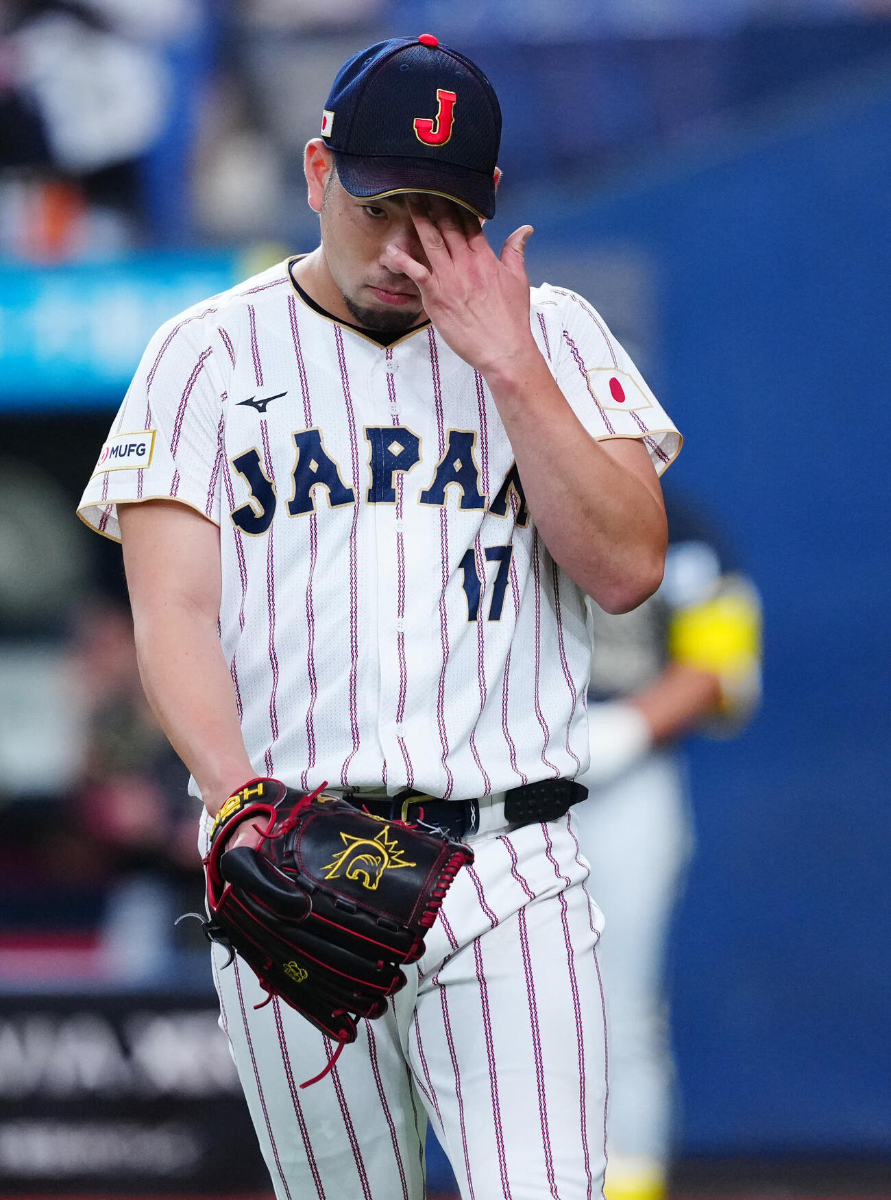 日本対オリックス　1回裏オリックス1死一塁、太田椋に安打を許し汗をぬぐう菊池（撮影・垰建太）