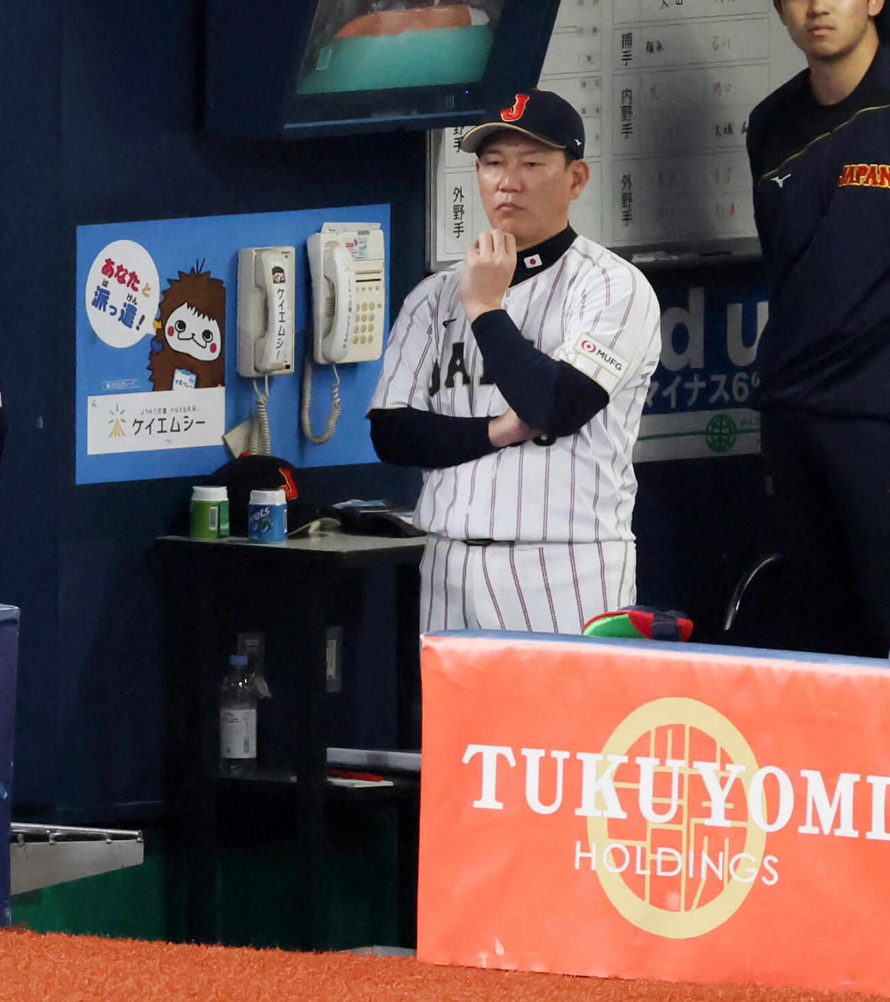 日本対オリックス　3回表、ベンチから戦況を見守る井端監督（撮影・加藤哉）