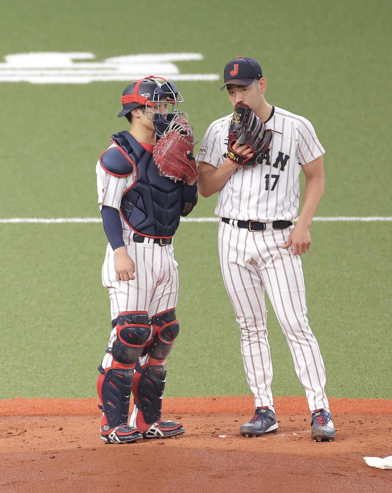 日本対オリックス　1回裏、先制を許し言葉を交わす坂本（左）と菊池（撮影・河田真司）