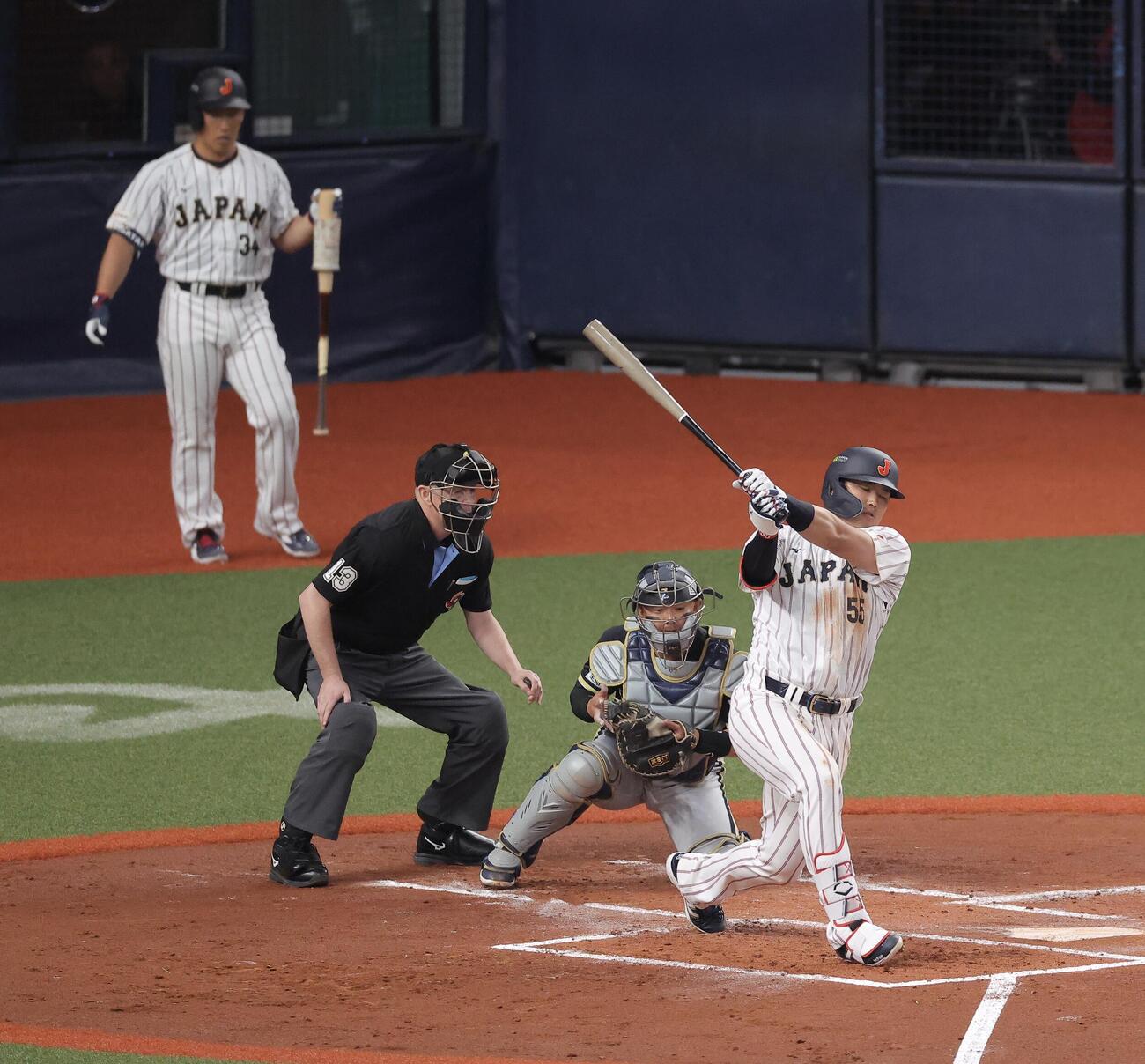 日本対オリックス　2回表日本無死、空振り三振に倒れる村上（撮影・河田真司）