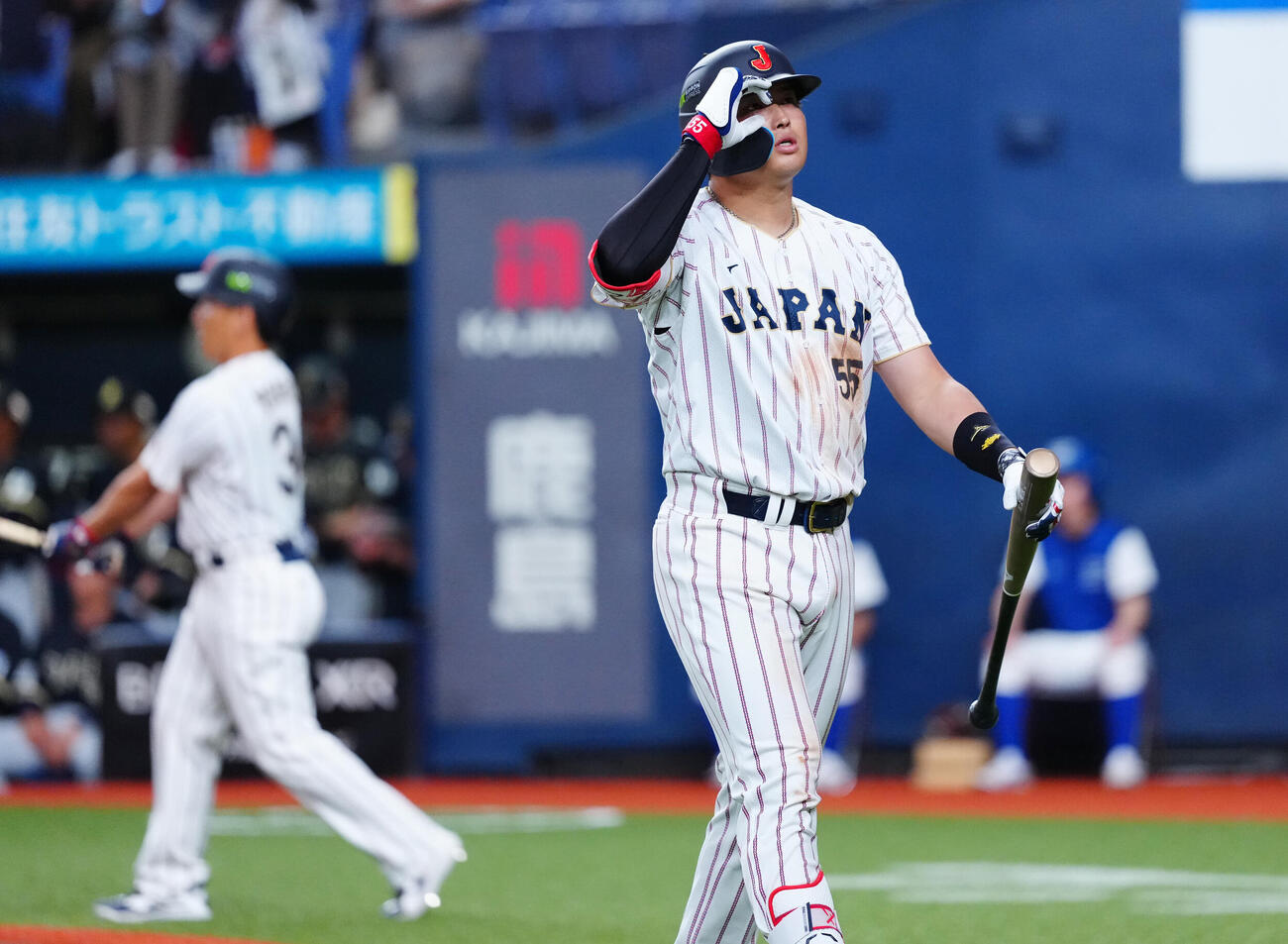 日本対オリックス　2回表日本無死、空振り三振に倒れる村上（撮影・垰建太）