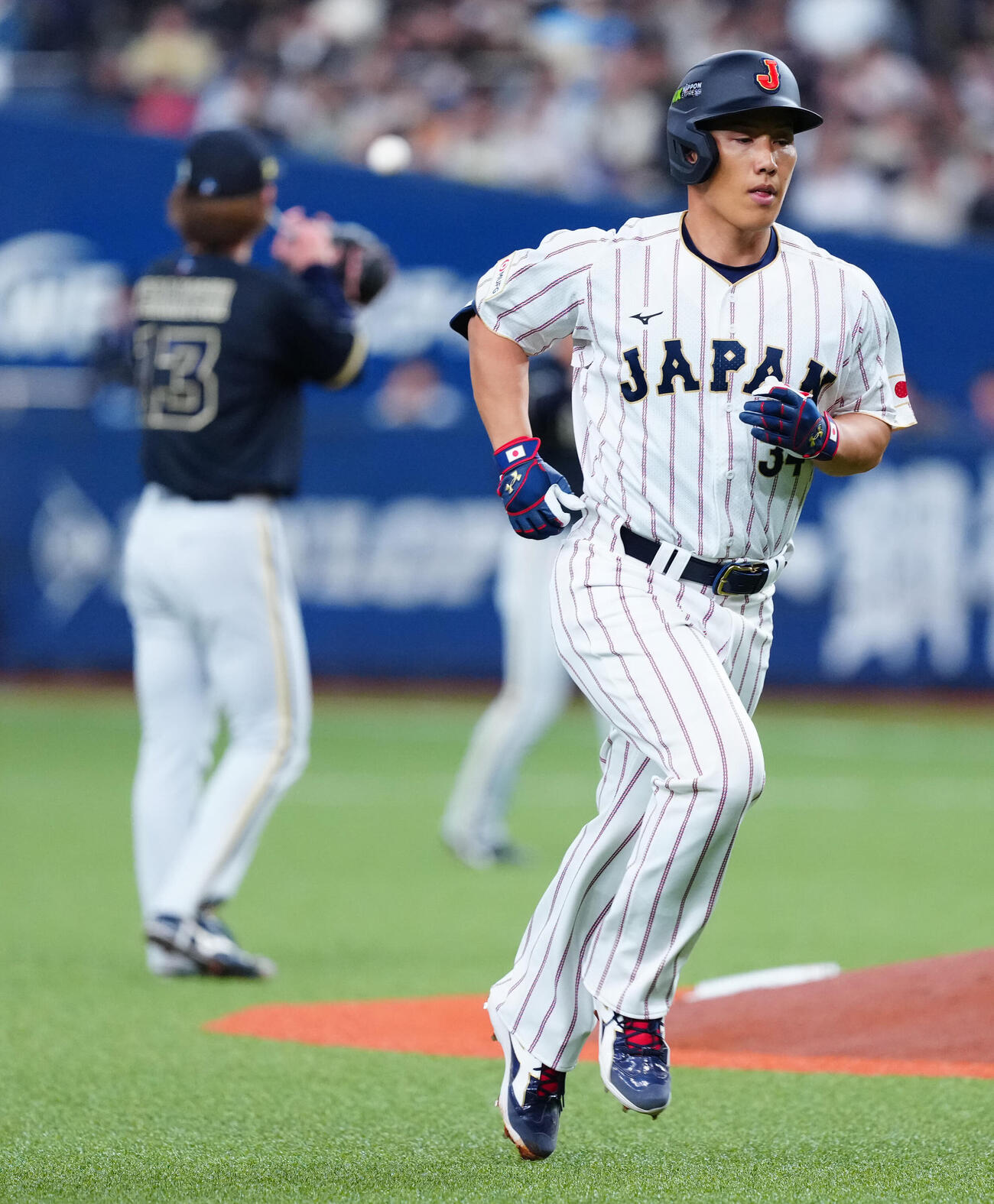 日本対オリックス　2回表日本1死、三飛に倒れる吉田（左）（撮影・垰建太）