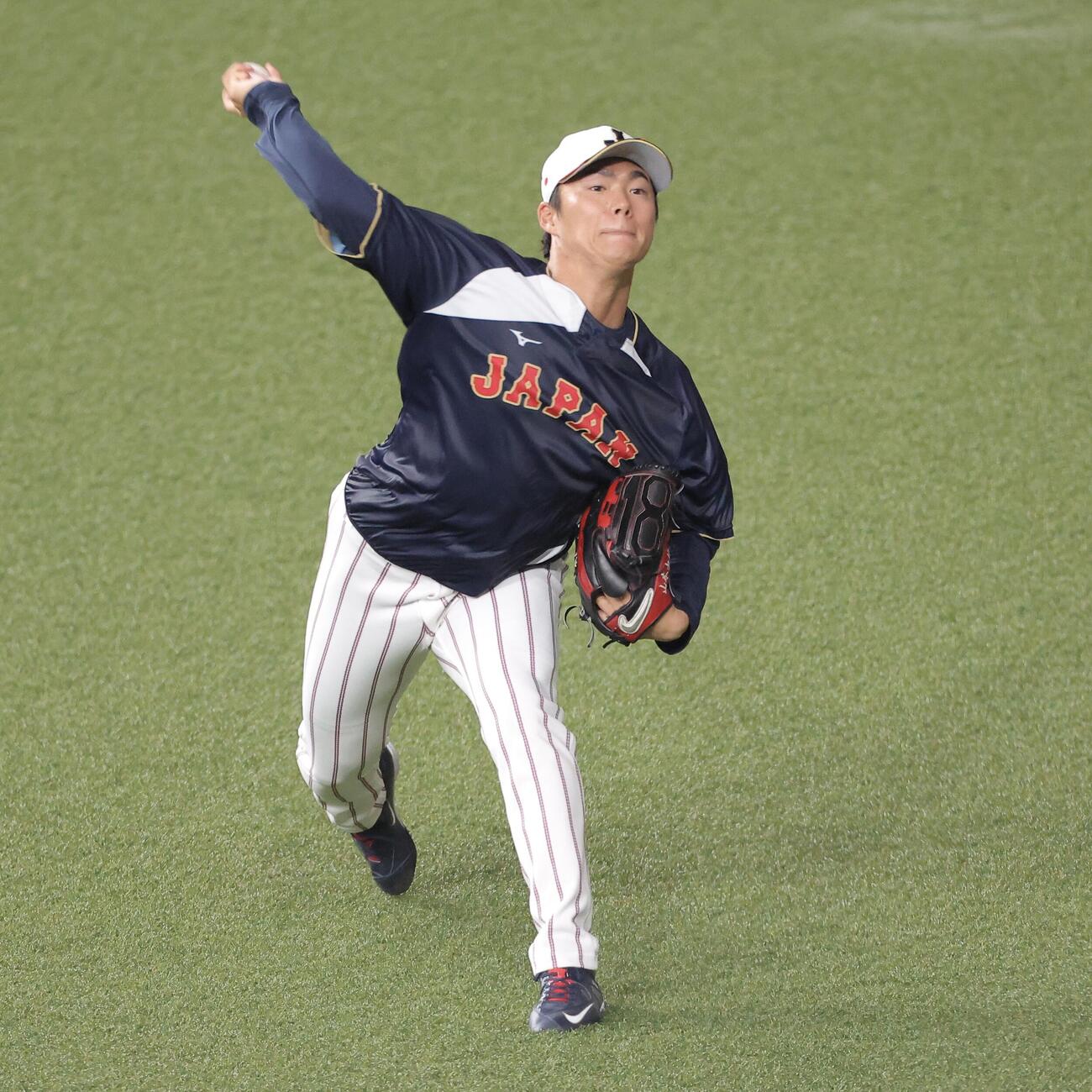 日本対オリックス　試合前、キャッチボールする山本（撮影・河田真司）