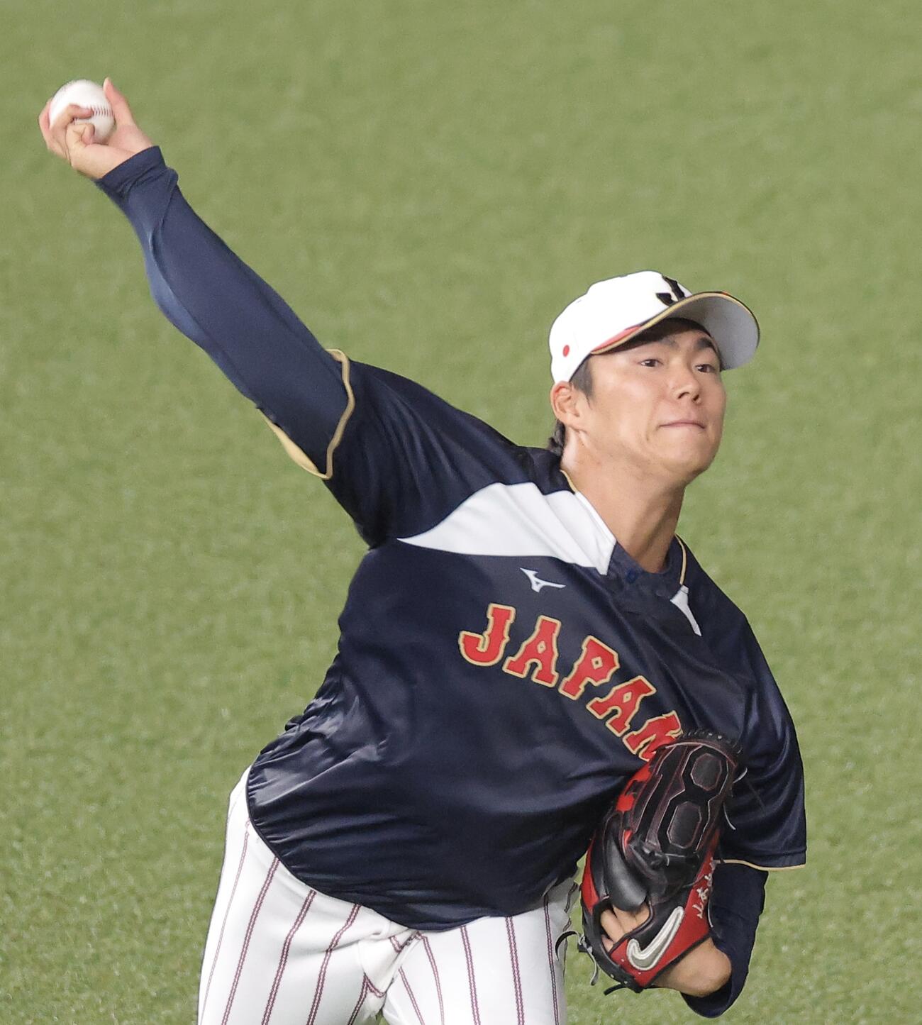 日本対オリックス　試合前、キャッチボールする山本（撮影・河田真司）