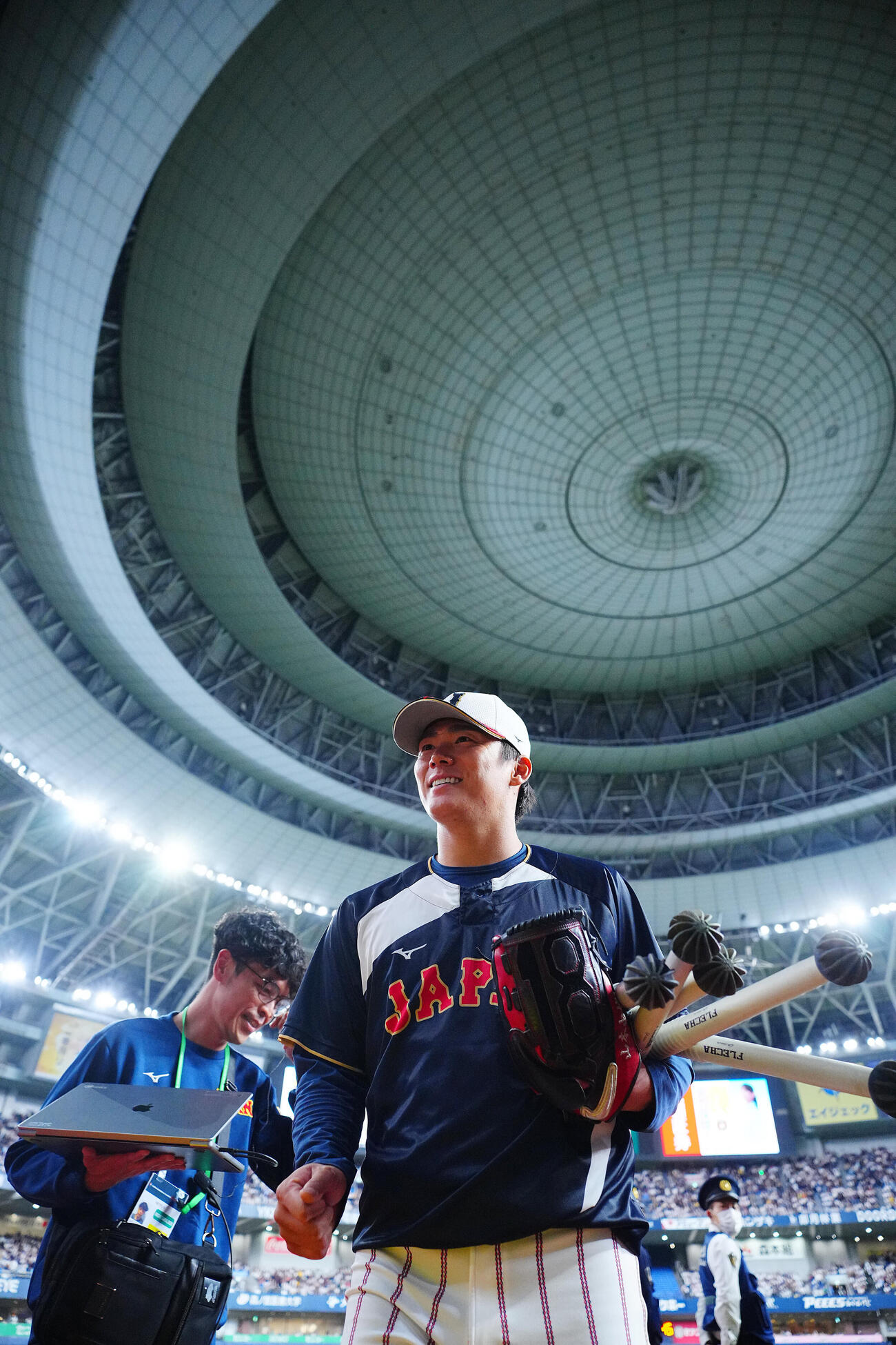 日本対オリックス　試合前練習を終え引き揚げる山本（撮影・垰建太）