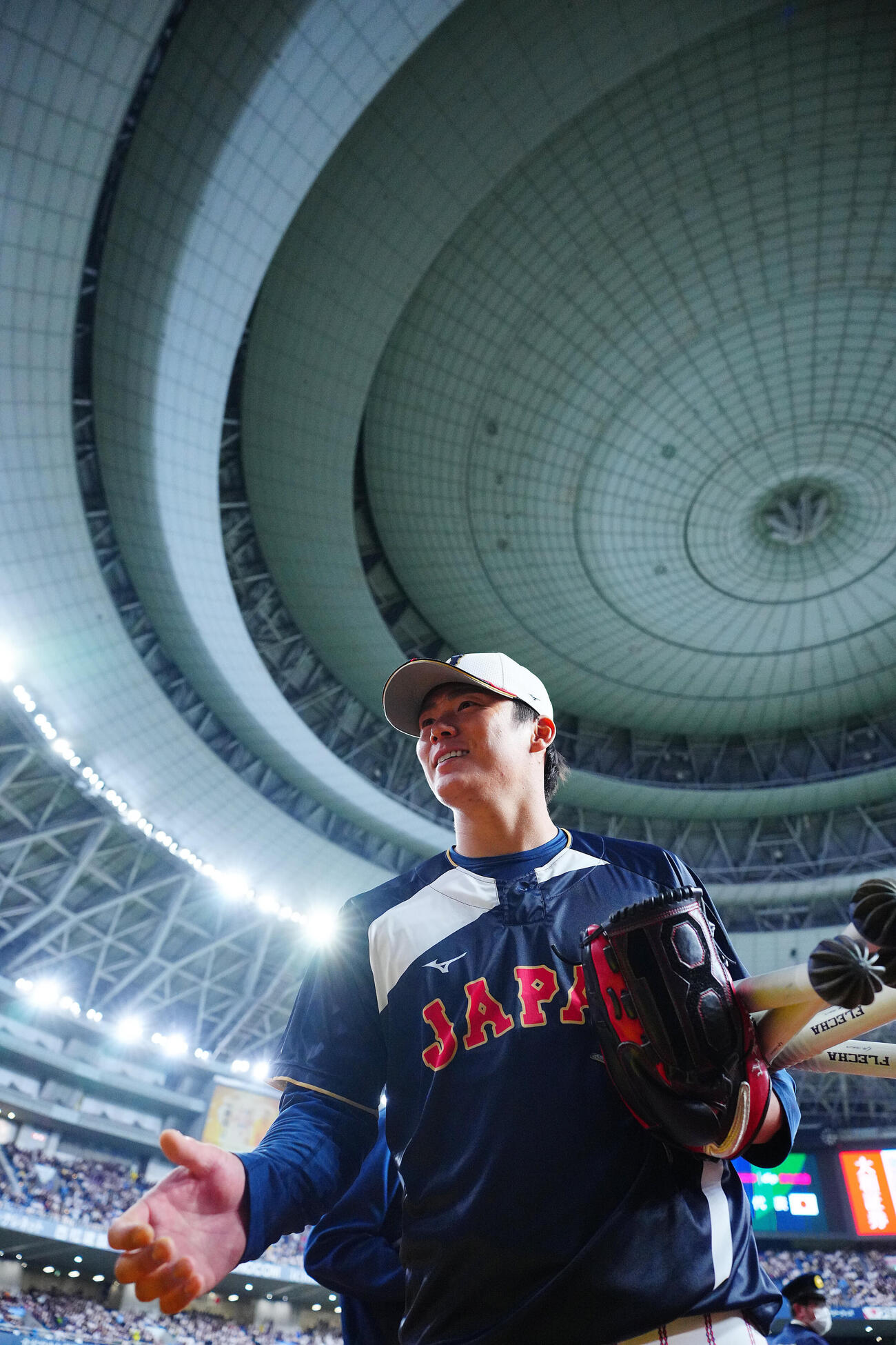 日本対オリックス　試合前練習を終え引き揚げる山本（撮影・垰建太）